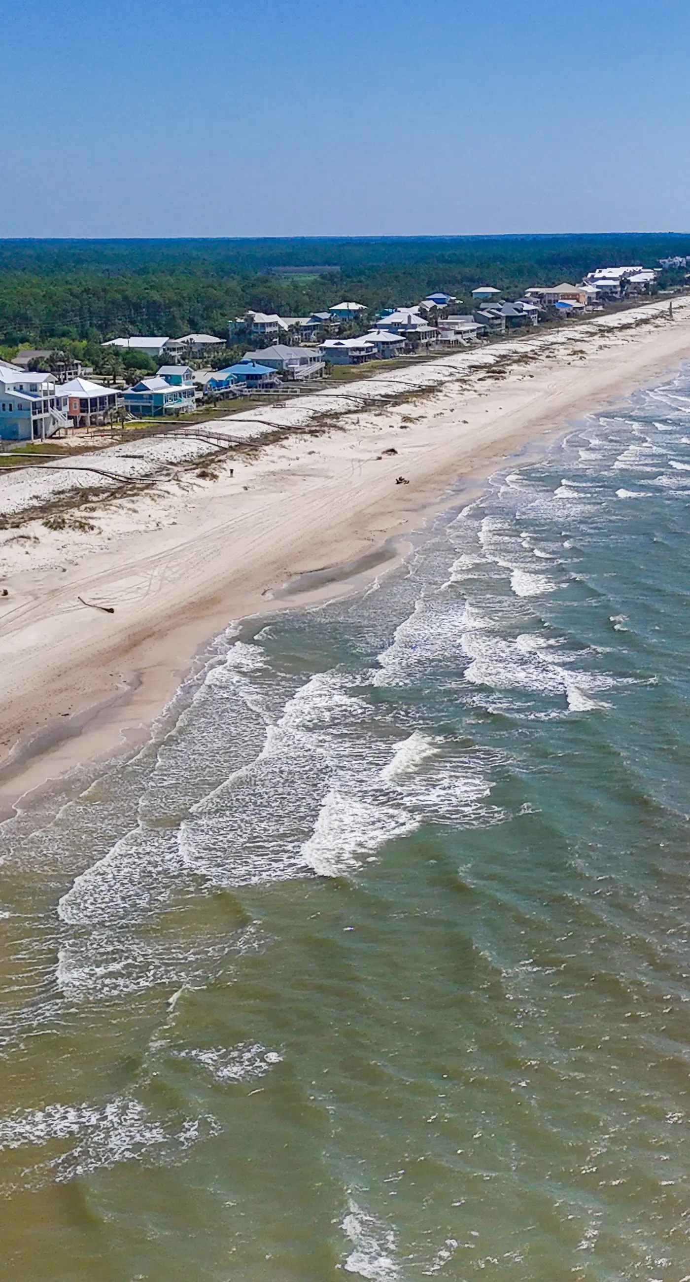 Charming beach house with a Gulf view, patio, deck, washer&dryer, & AC