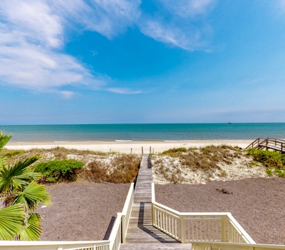 Gorgeous beachfront home - washer/dryer, deck & central AC - community pool