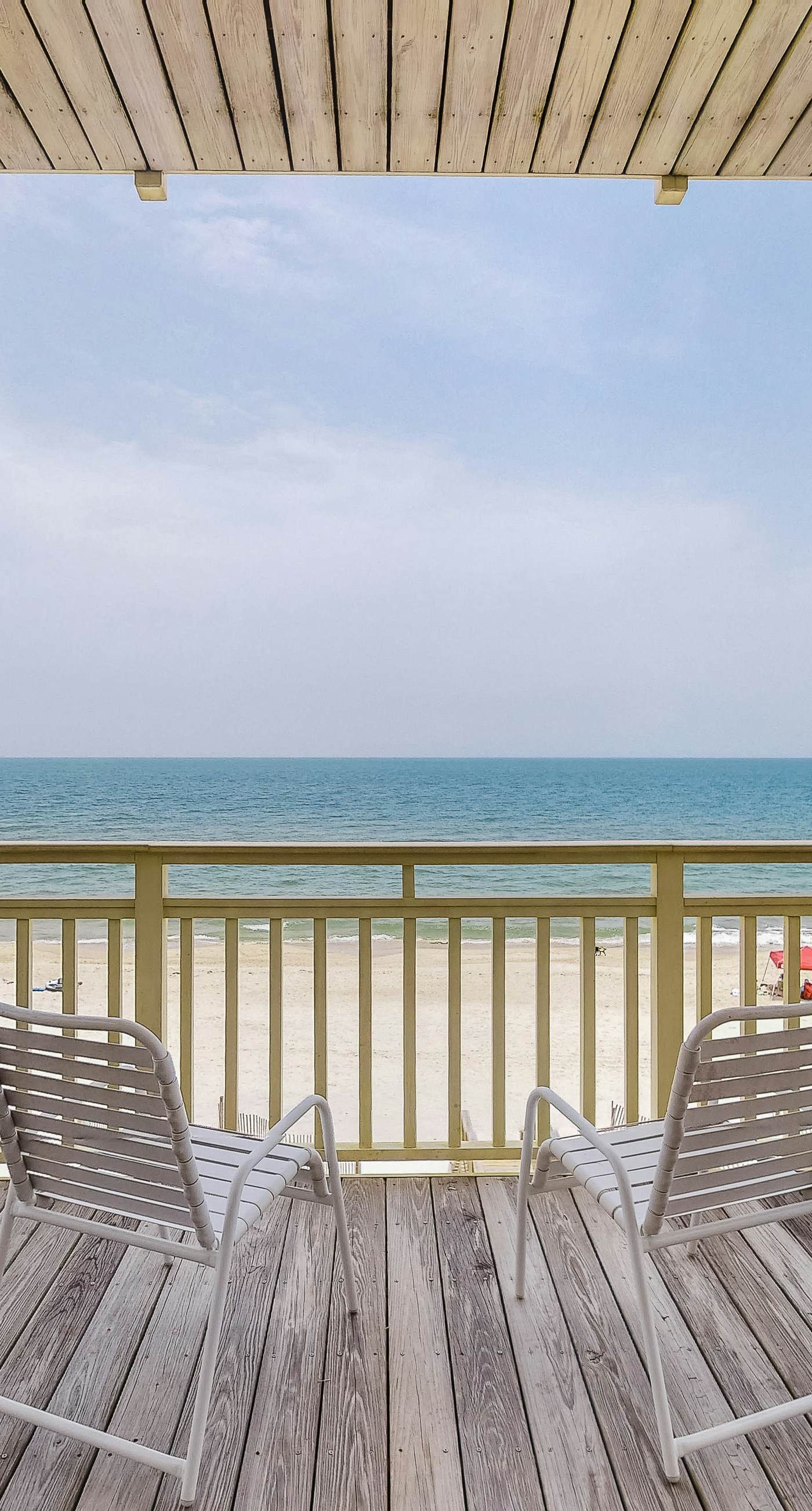 Gorgeous beachfront home - washer/dryer, deck & central AC - community pool