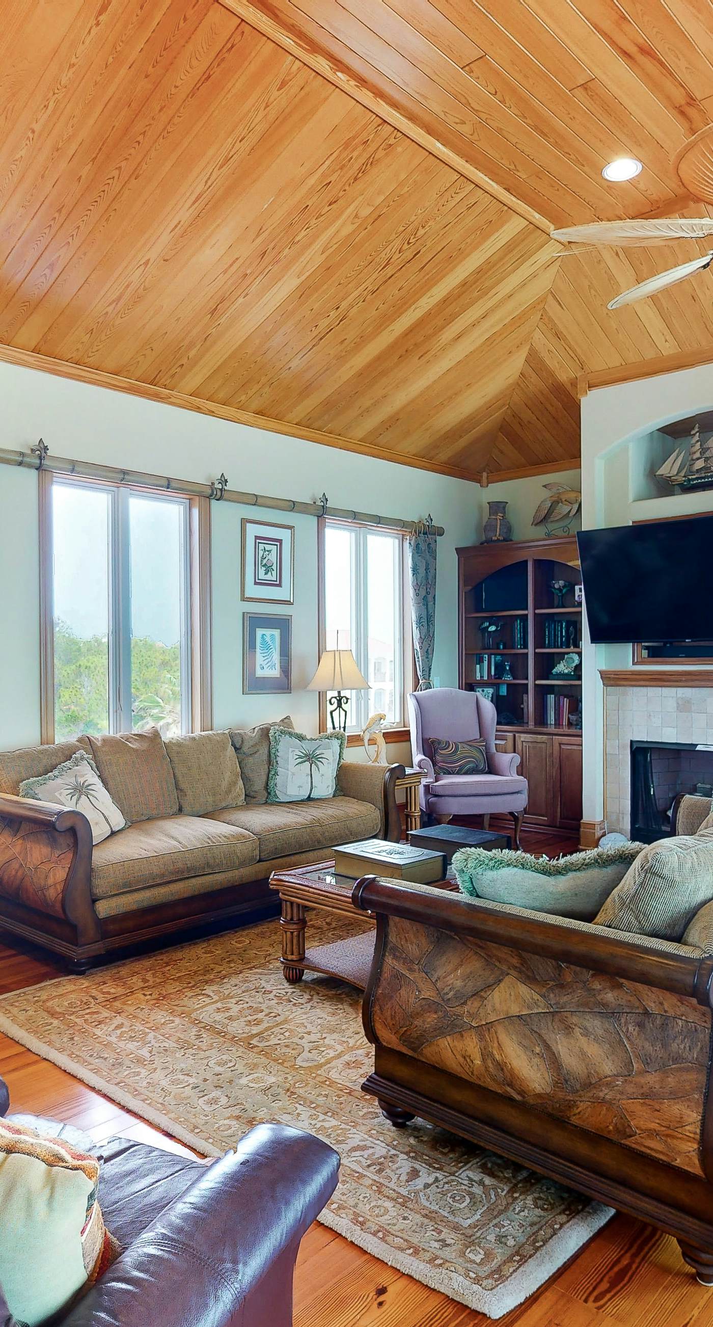 Gorgeous beachfront home - washer/dryer, deck & central AC - community pool