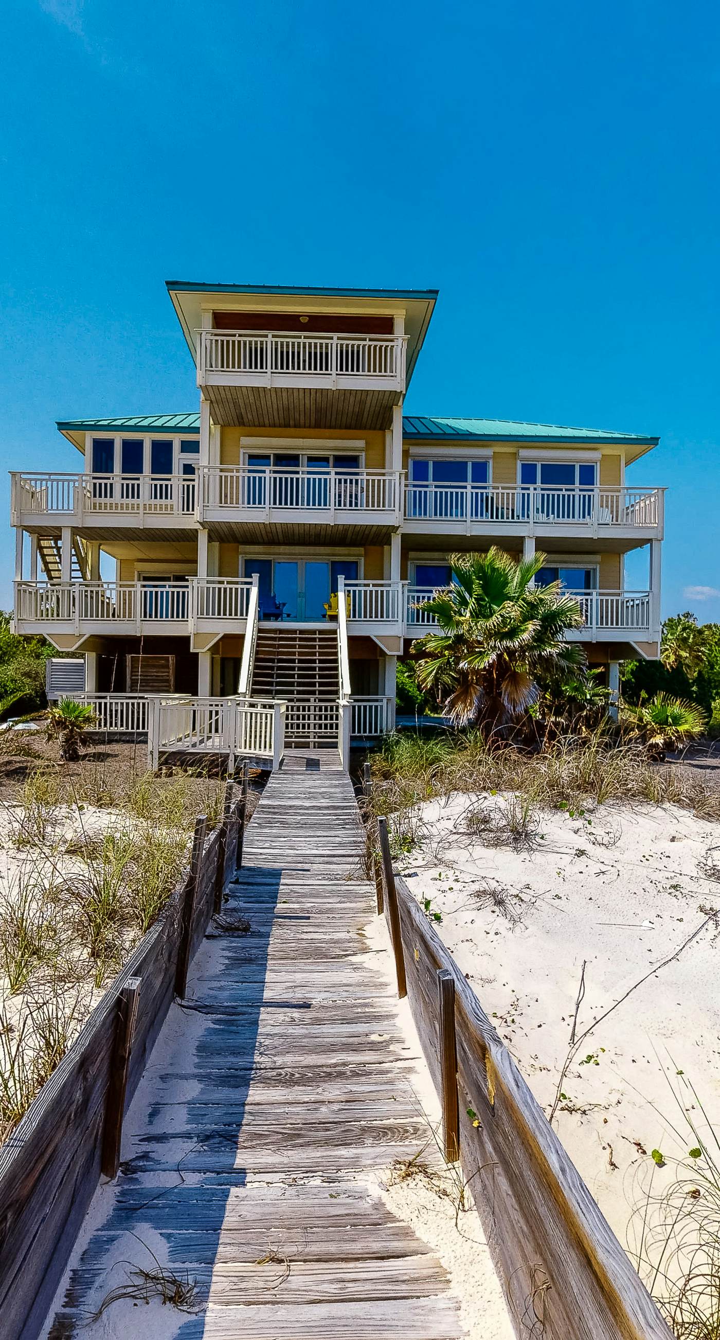 Gorgeous beachfront home - washer/dryer, deck & central AC - community pool