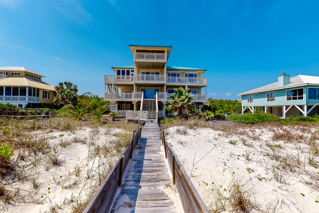 Gorgeous beachfront home - washer/dryer, deck & central AC - community pool
