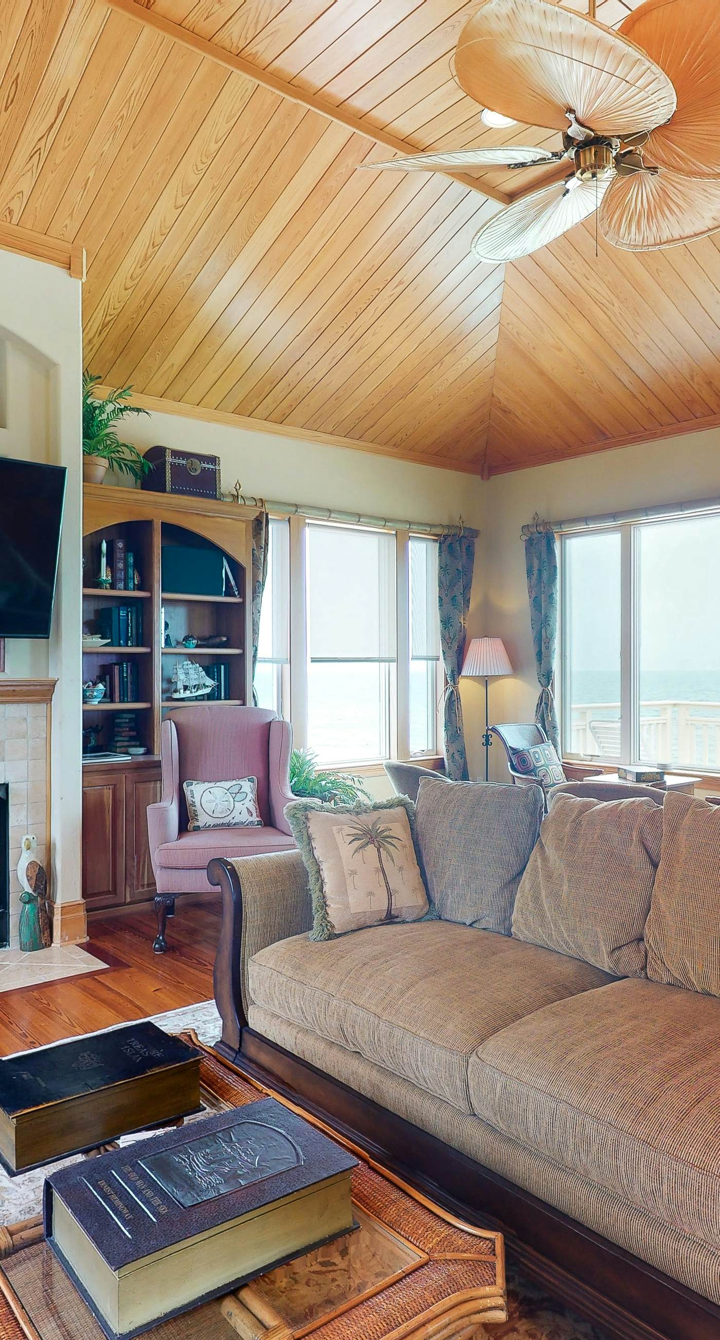 Gorgeous beachfront home - washer/dryer, deck & central AC - community pool