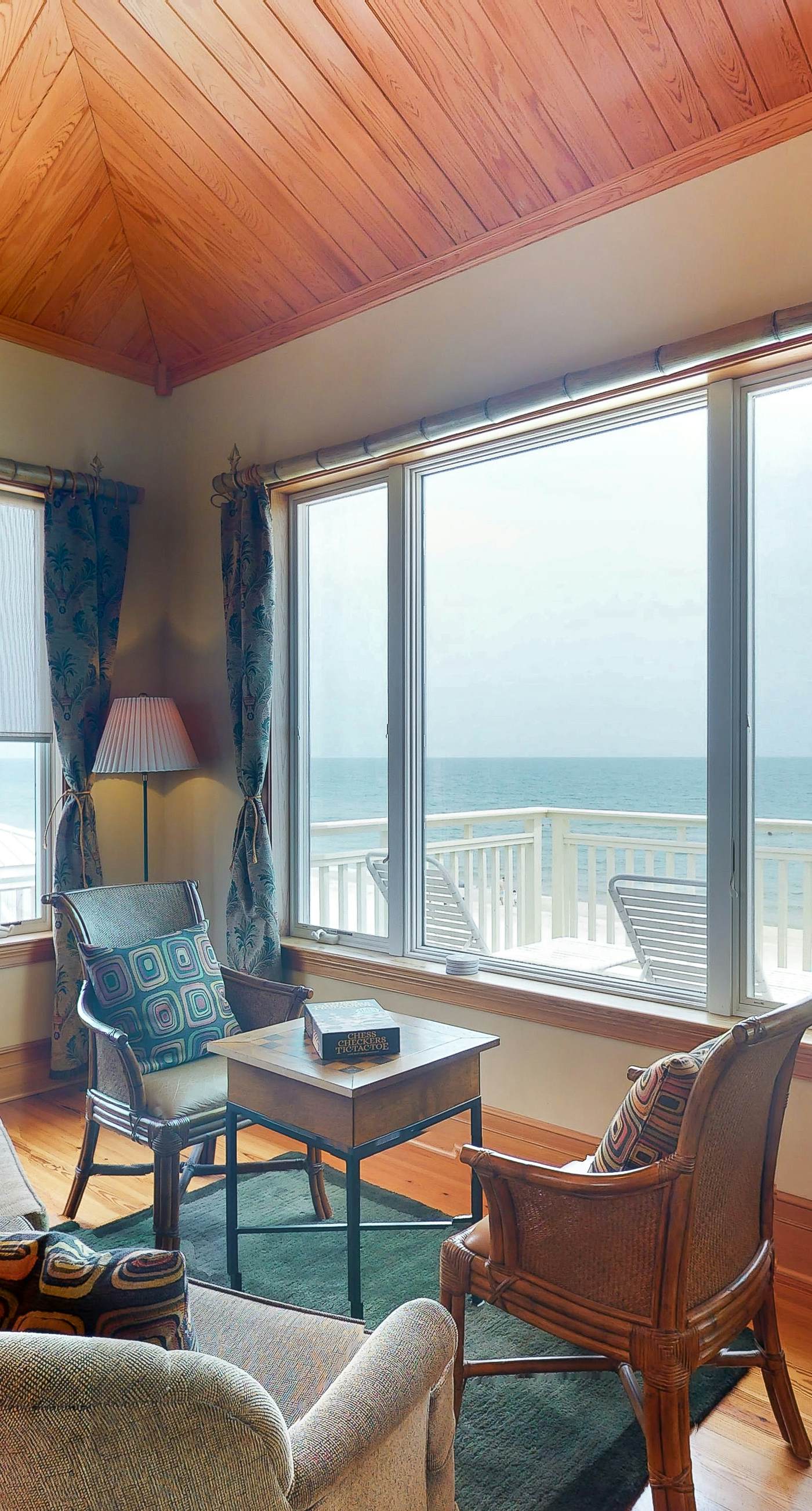 Gorgeous beachfront home - washer/dryer, deck & central AC - community pool