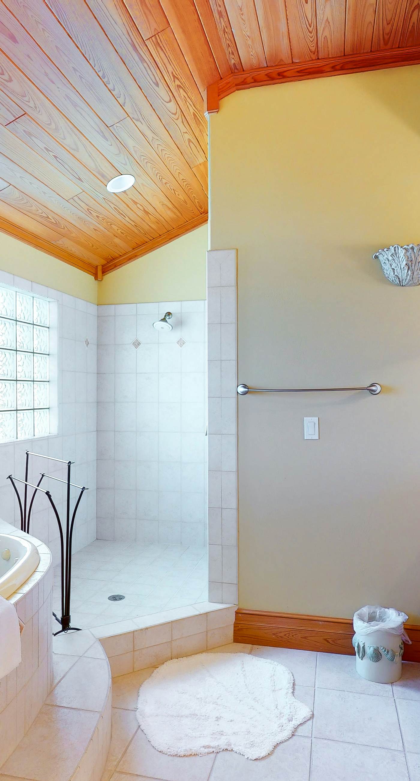 Gorgeous beachfront home - washer/dryer, deck & central AC - community pool