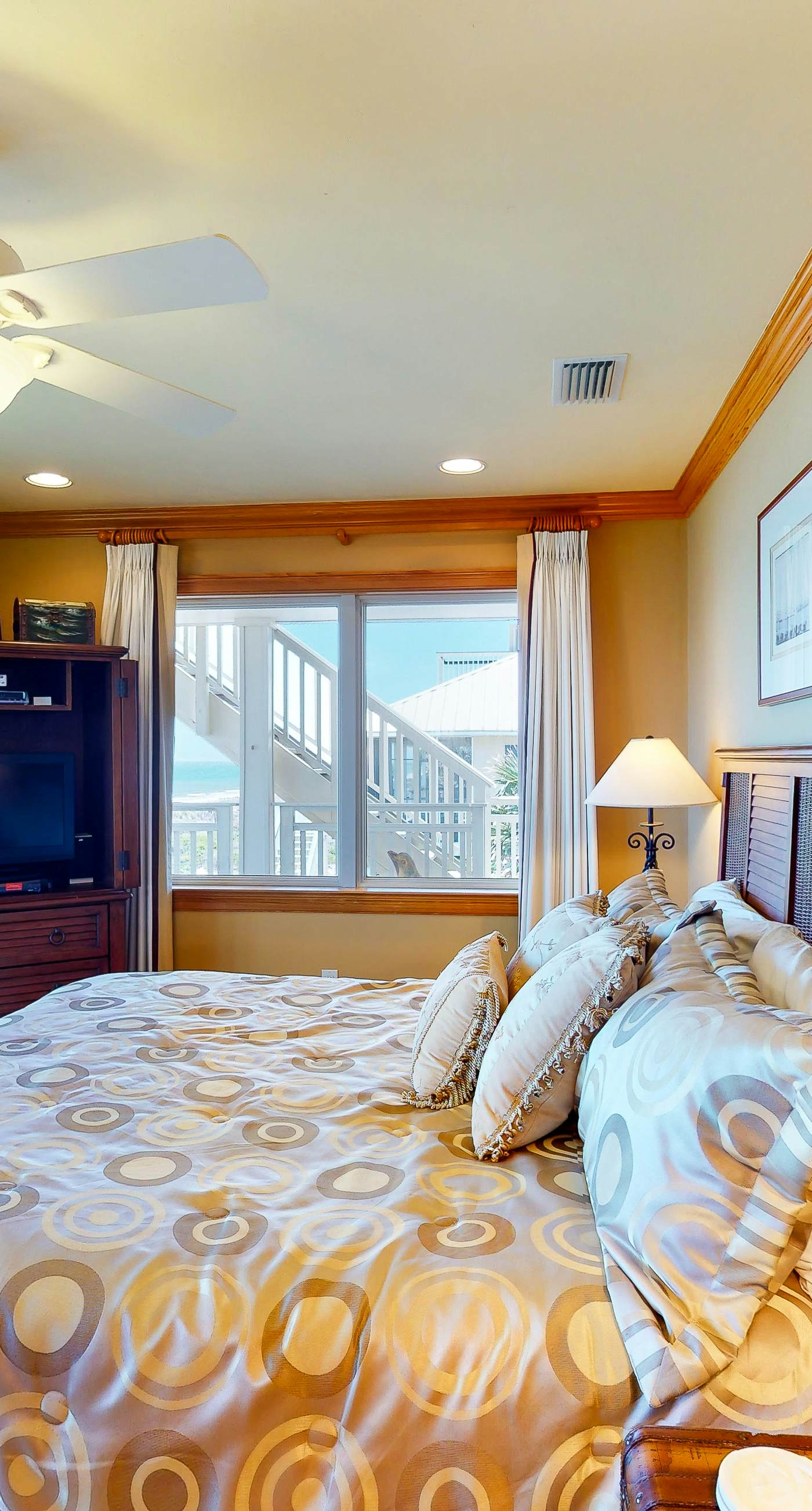 Gorgeous beachfront home - washer/dryer, deck & central AC - community pool