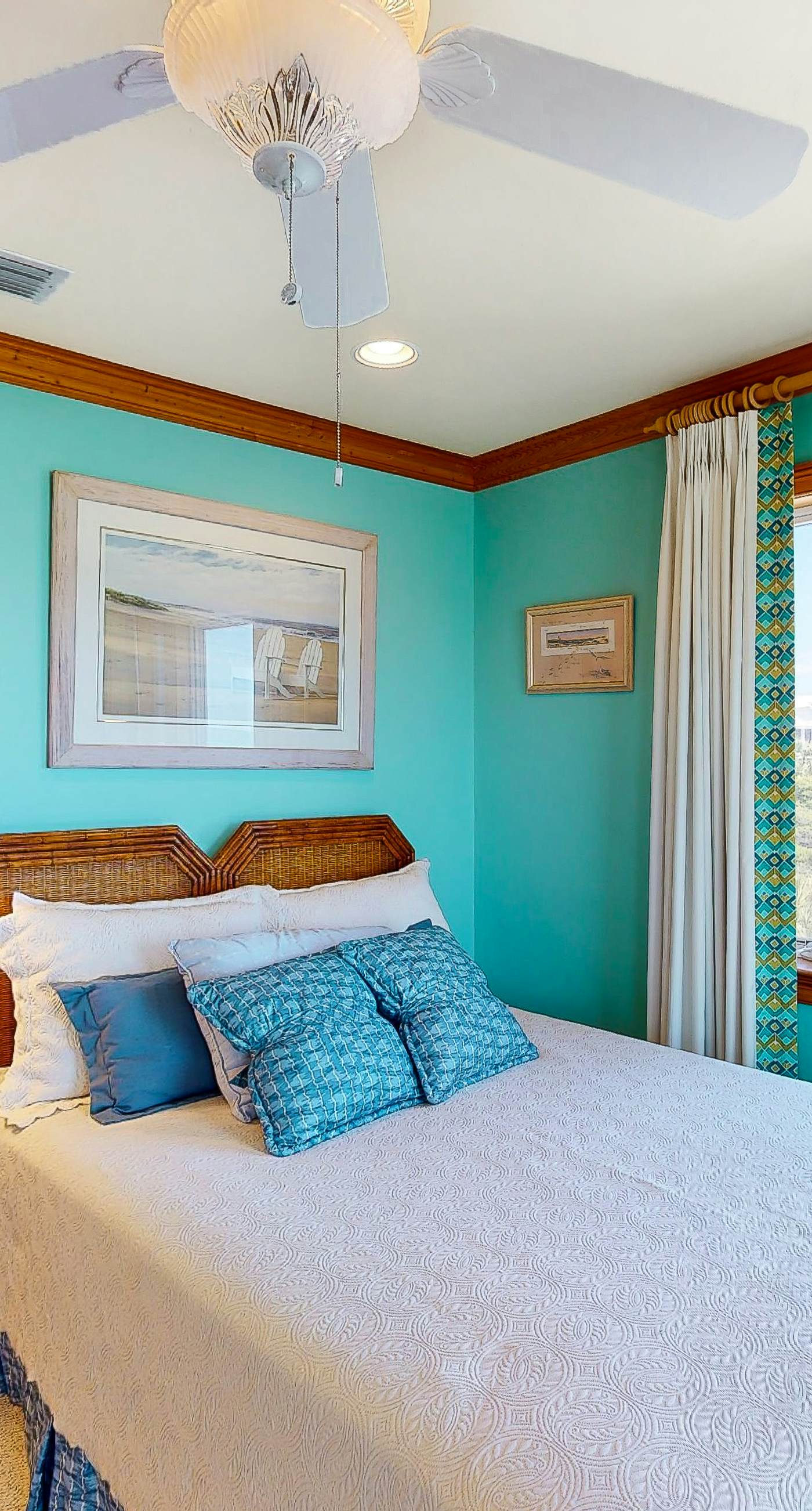 Gorgeous beachfront home - washer/dryer, deck & central AC - community pool