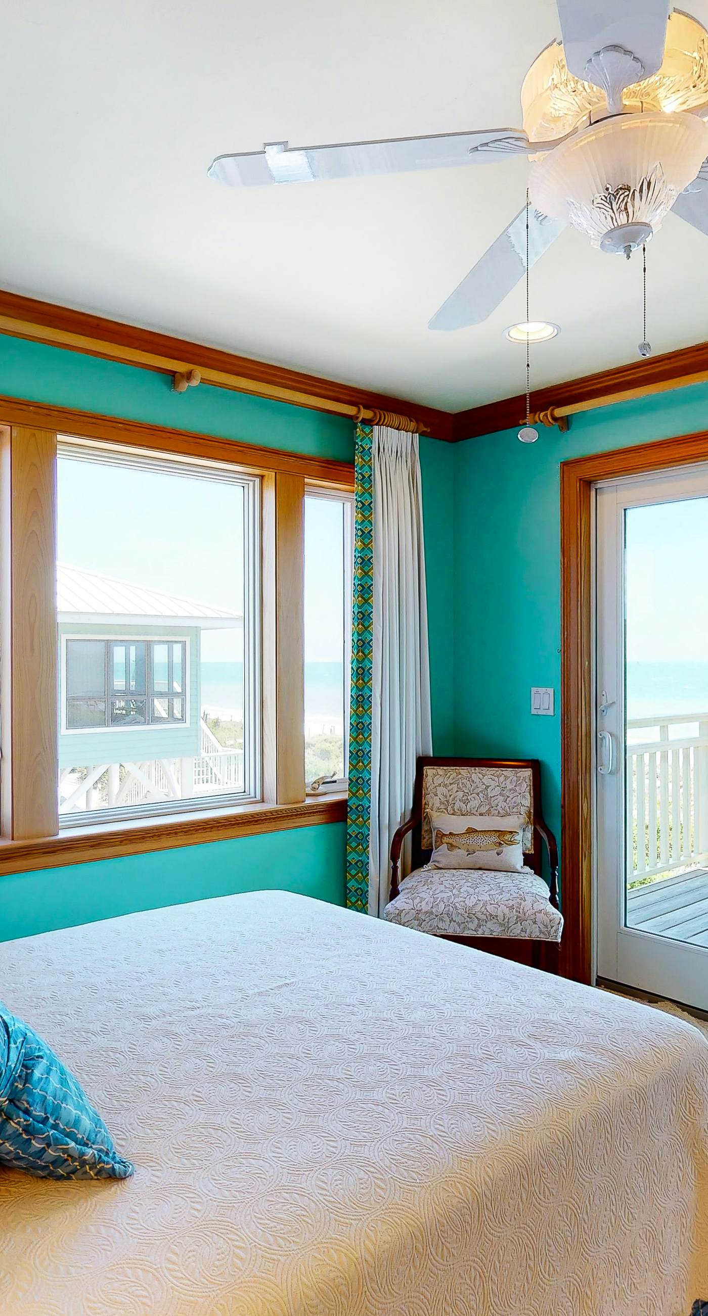 Gorgeous beachfront home - washer/dryer, deck & central AC - community pool