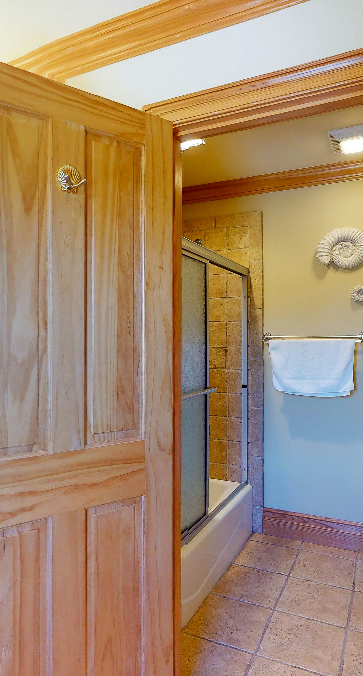 Gorgeous beachfront home - washer/dryer, deck & central AC - community pool