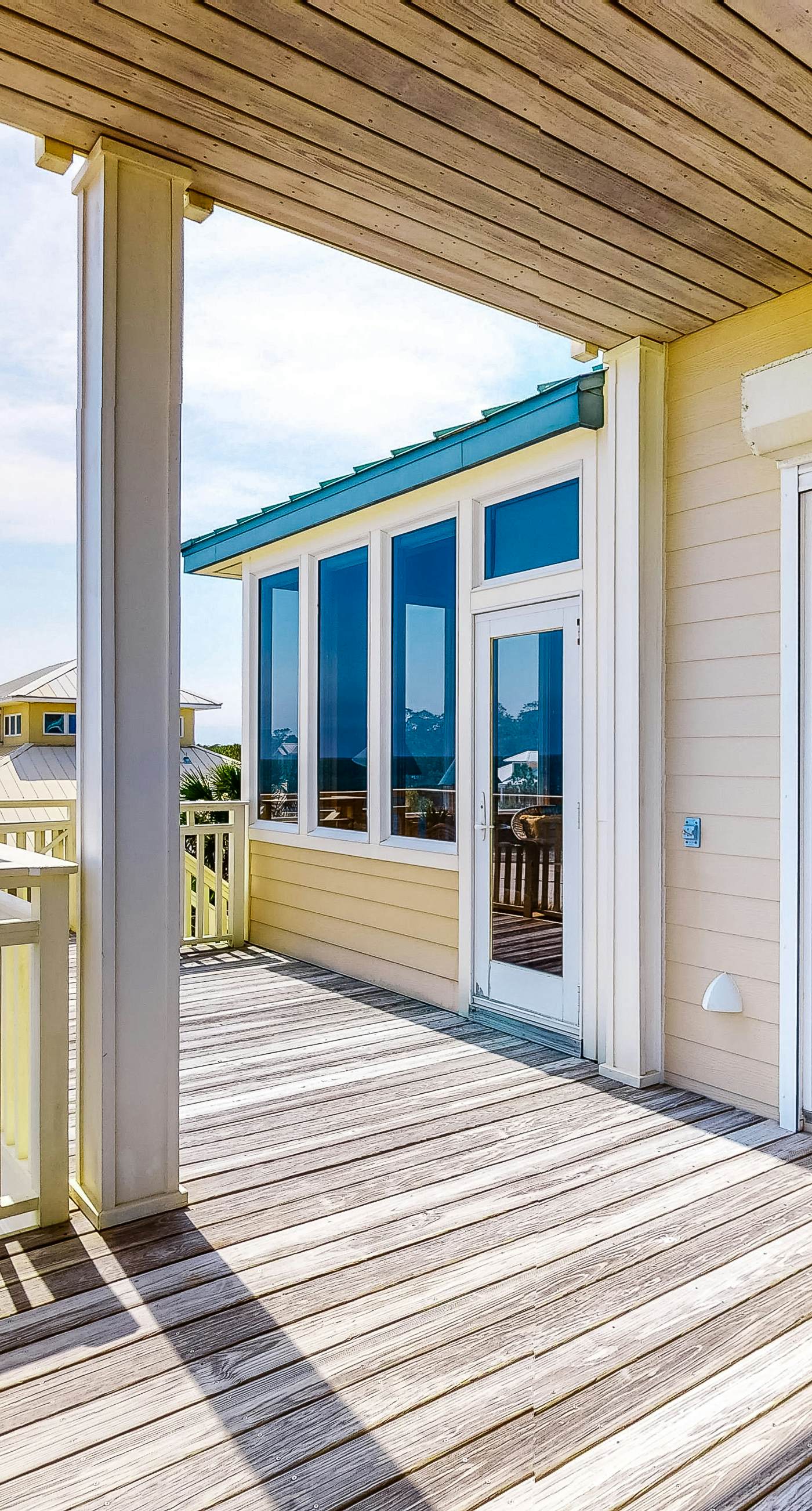 Gorgeous beachfront home - washer/dryer, deck & central AC - community pool