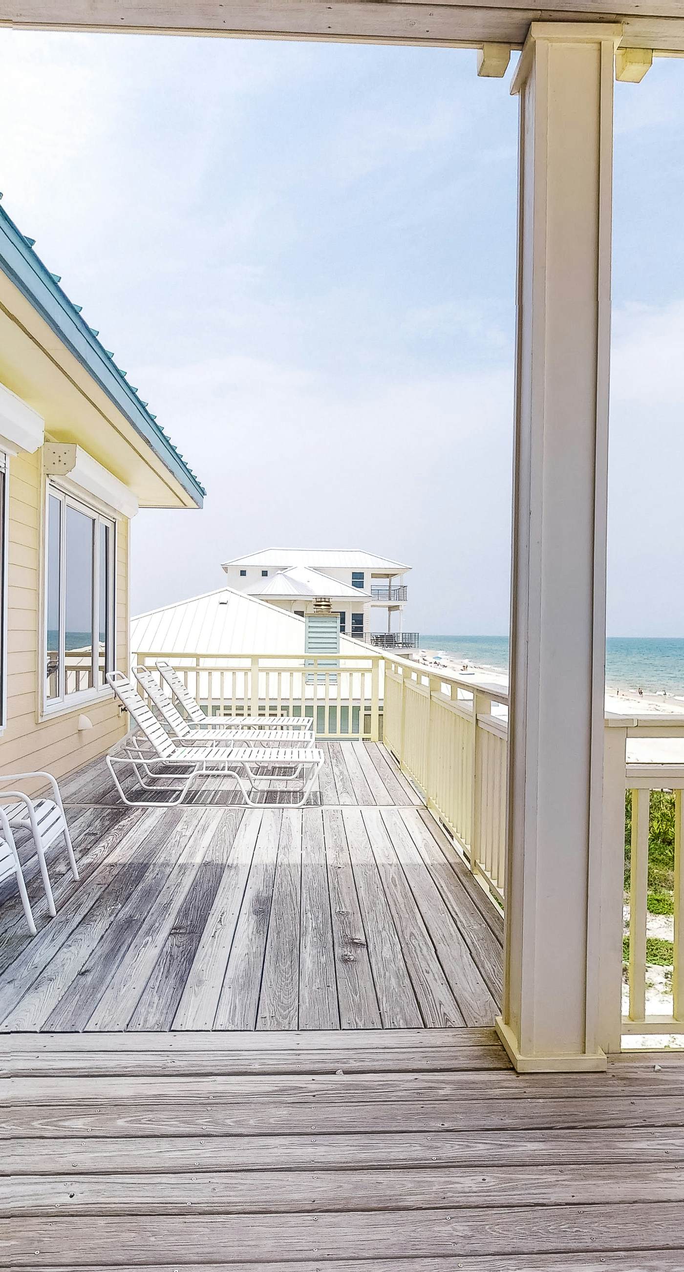 Gorgeous beachfront home - washer/dryer, deck & central AC - community pool