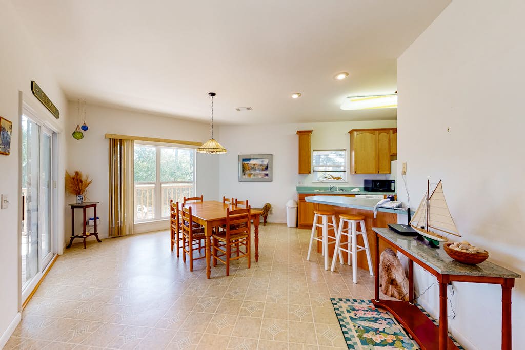 Snowbird-friendly home near the beach with deck, outdoor shower, W/D