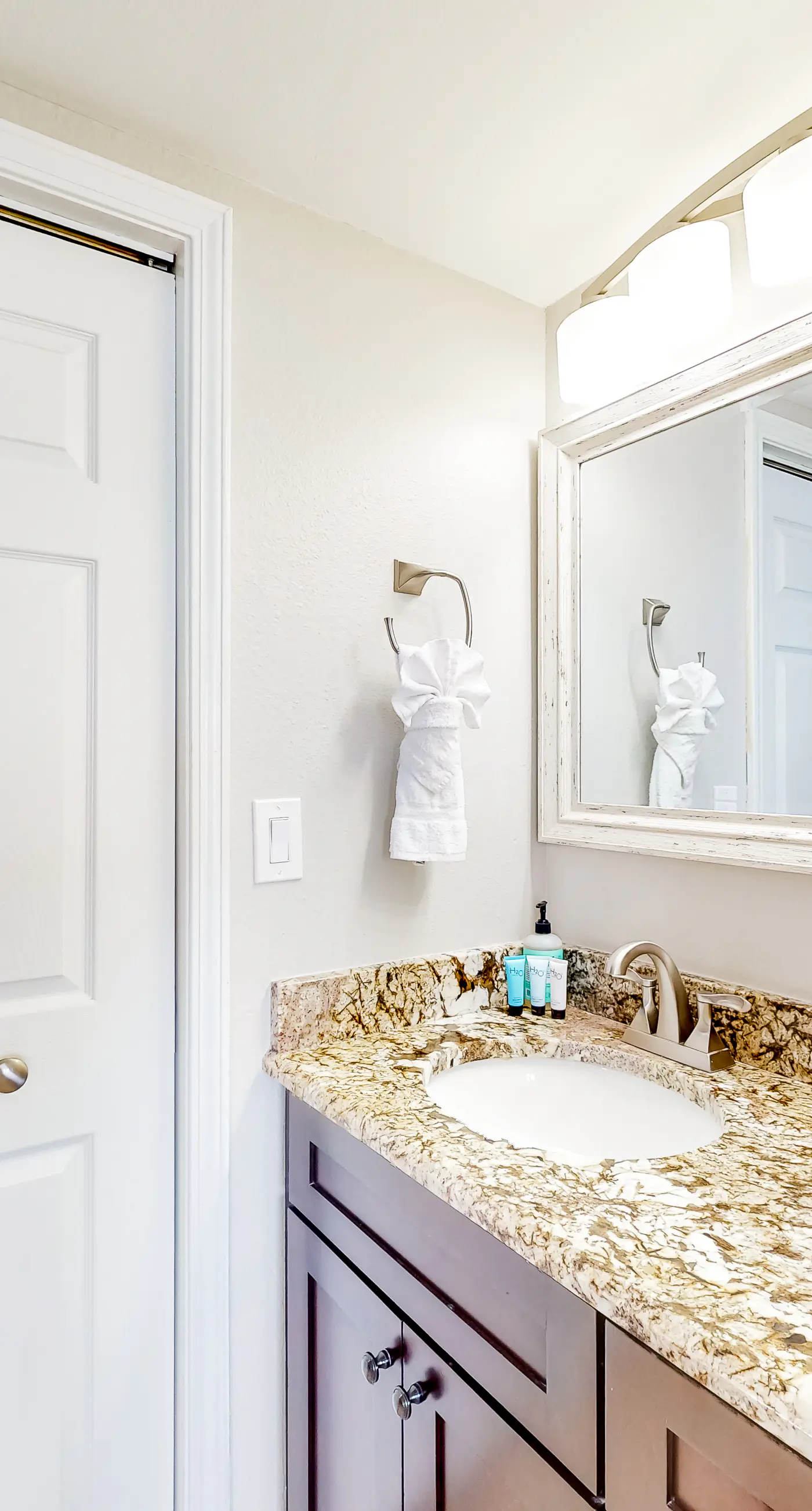 Island Princess 412- Beachfront condo with pool, hot tub, gym access, balcony