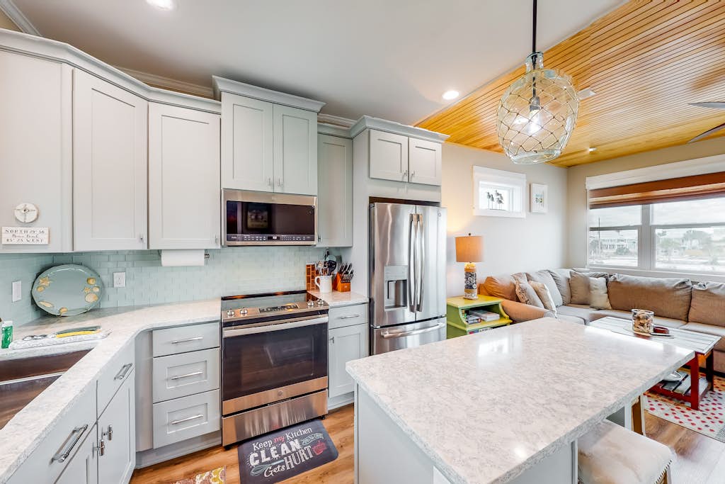 Newly built, cottage with historical details, WiFi & central AC - steps to beach