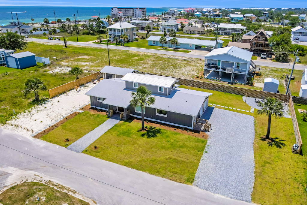 Remodeled home w/ firepit, kayak, SUPs & enclosed yard-1/2 block to beach