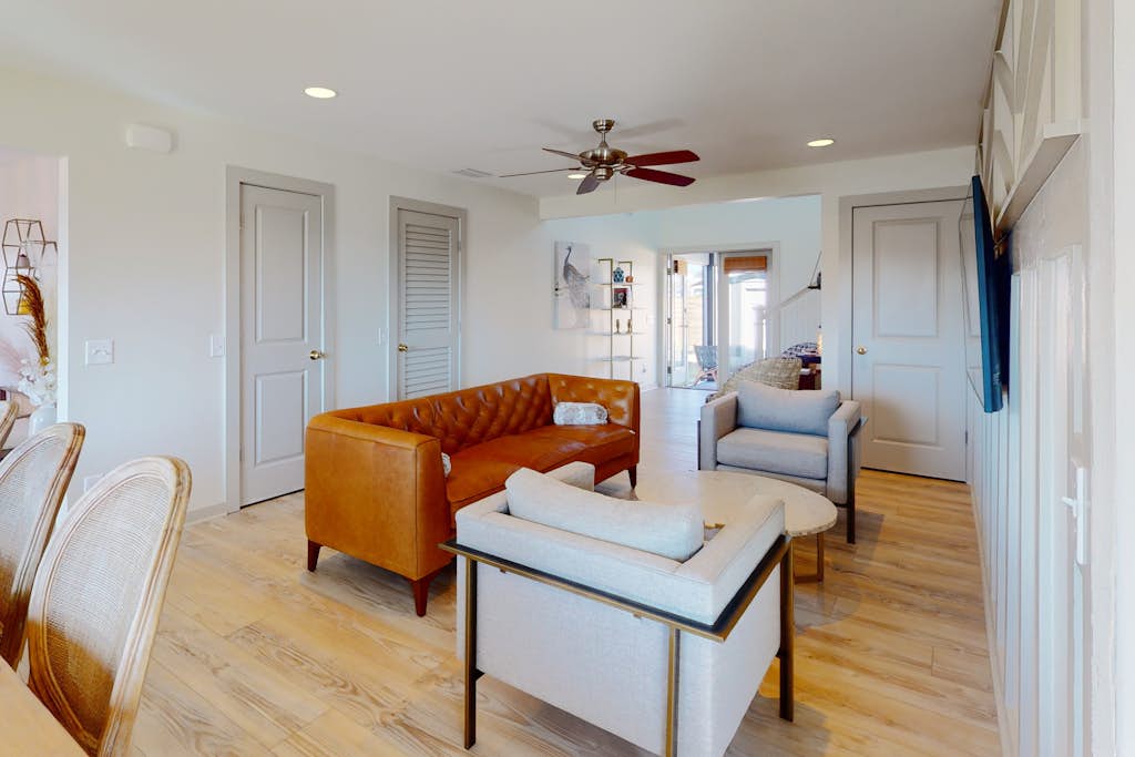 Remodeled home w/ firepit, kayak, SUPs & enclosed yard-1/2 block to beach