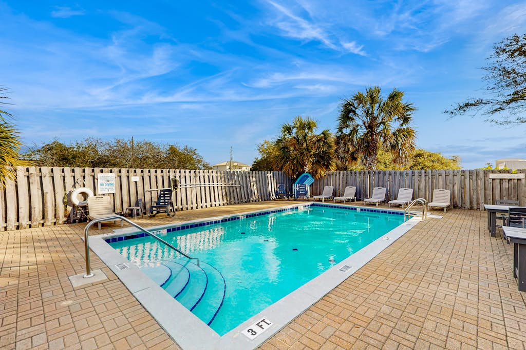 Great, dog-friendly home with Gulf views, shared pool, just steps from the Gulf