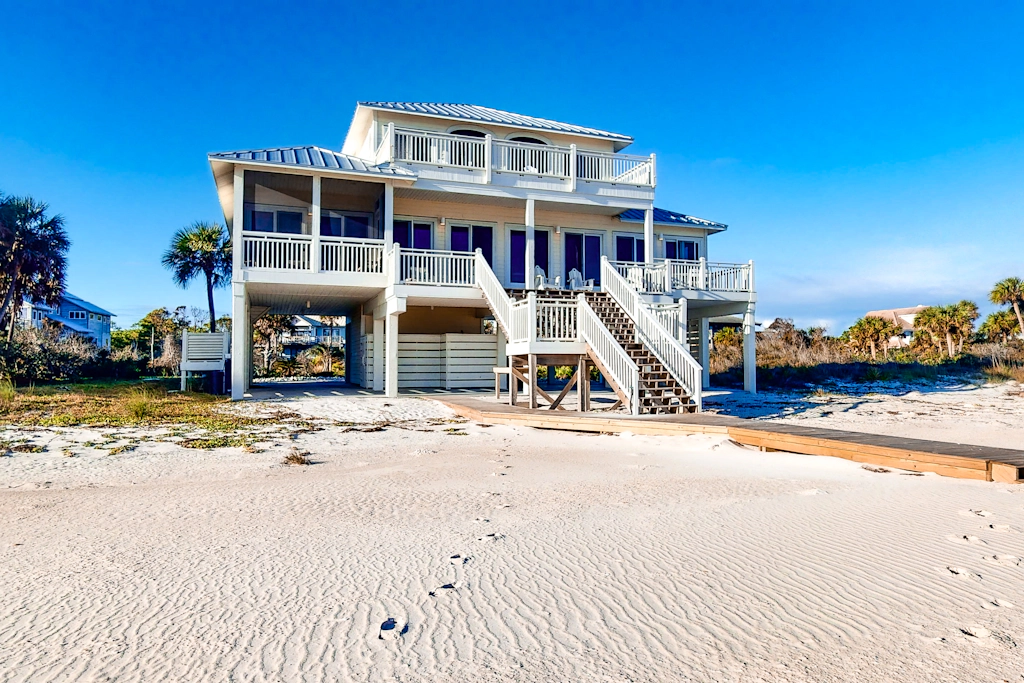 Beachfront home with a porch, washer/dryer, outdoor shower, & AC