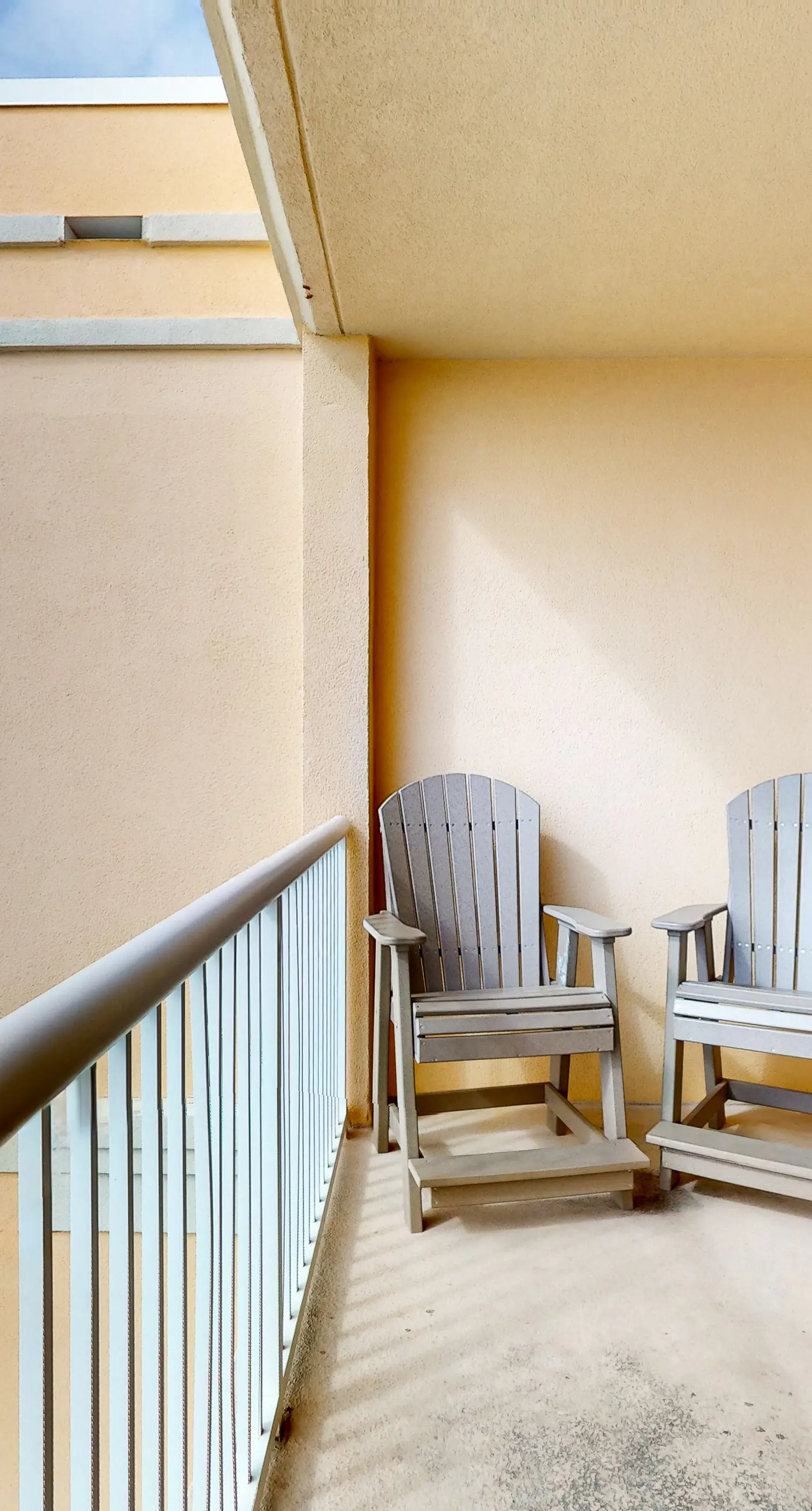 Beachfront condo with balcony, hot tub, pool, gym, open layout, W&D, & AC