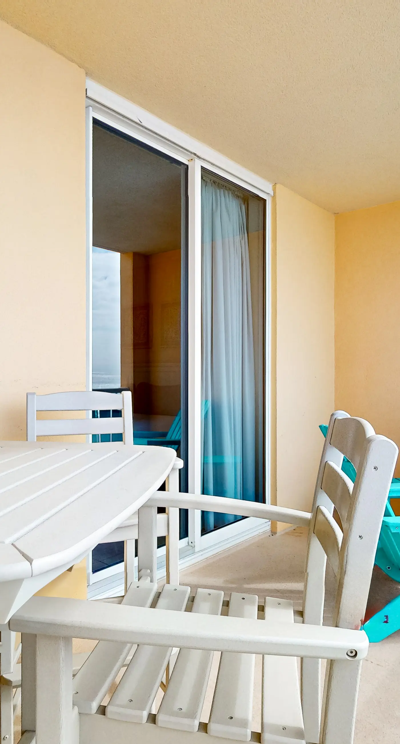 Beachfront condo with balcony, hot tub, pool, gym, open layout, W&D, & AC