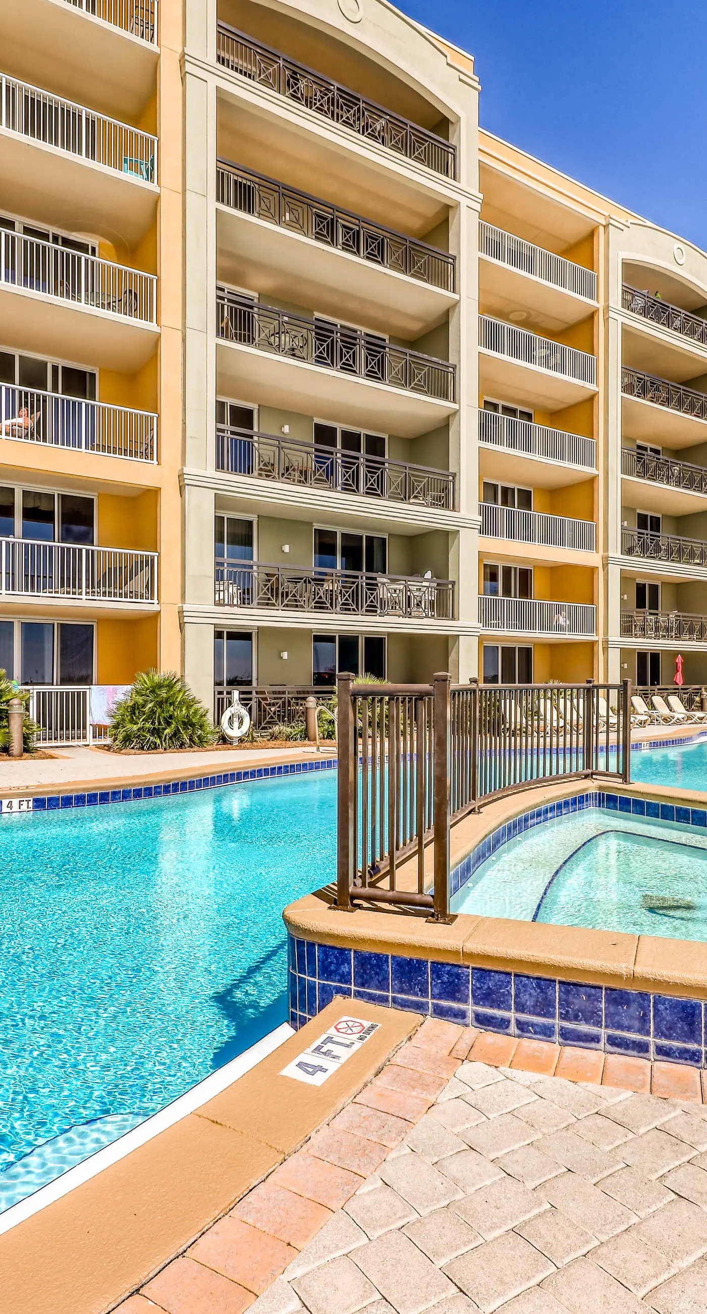 Beachfront condo with balcony, hot tub, pool, gym, open layout, W&D, & AC