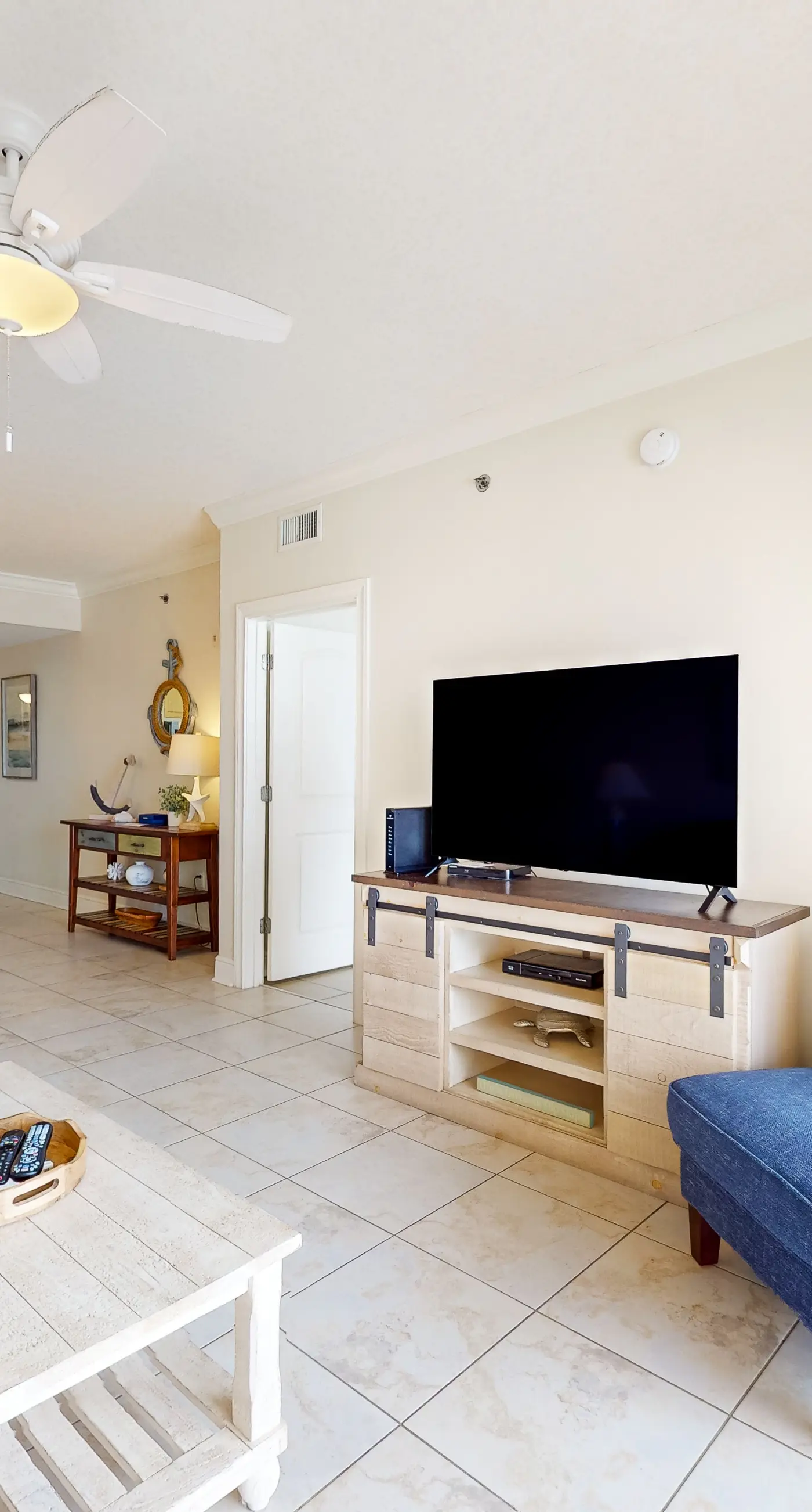 Beachfront condo with balcony, hot tub, pool, gym, open layout, W&D, & AC