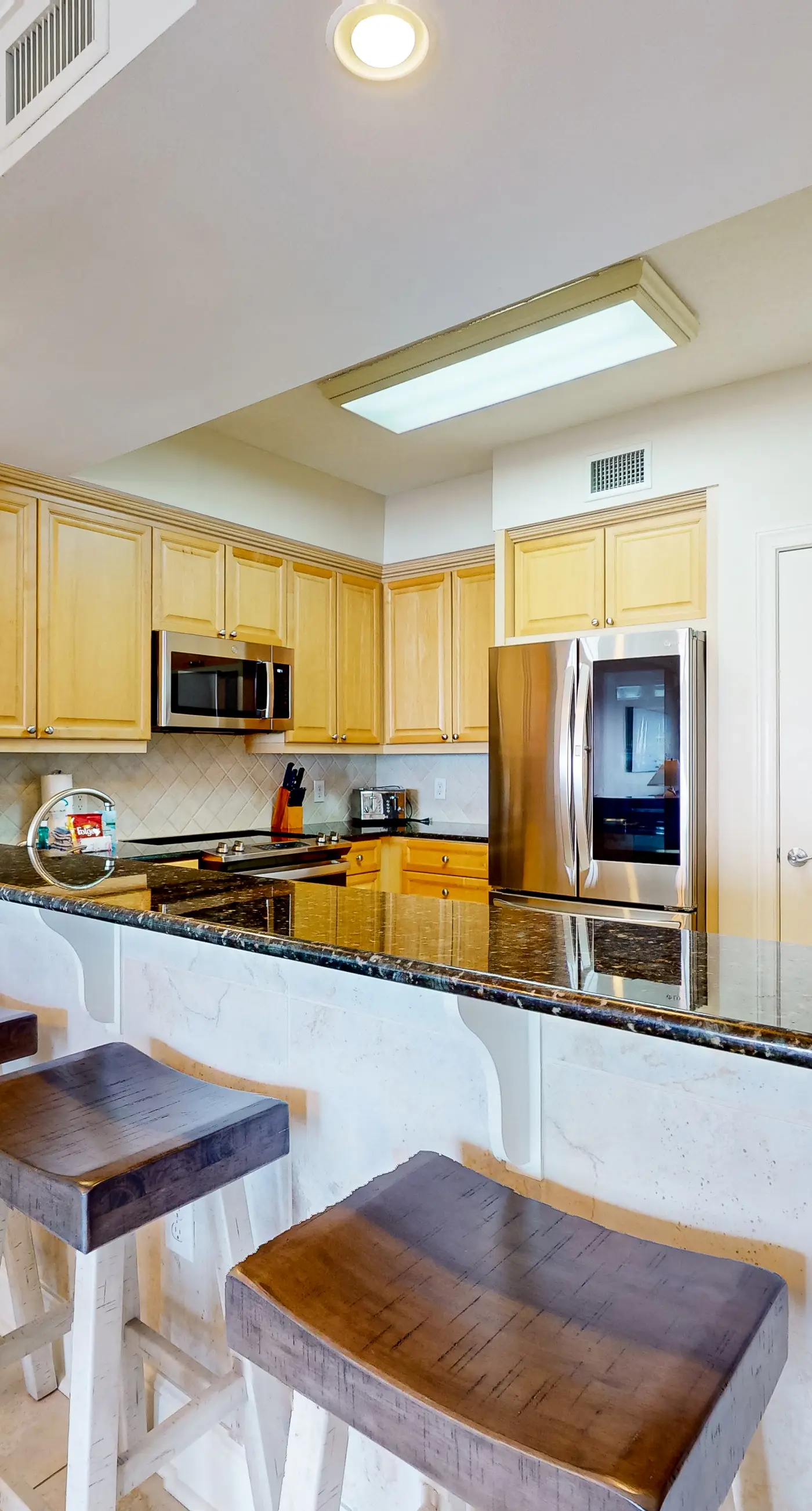 Beachfront condo with balcony, hot tub, pool, gym, open layout, W&D, & AC