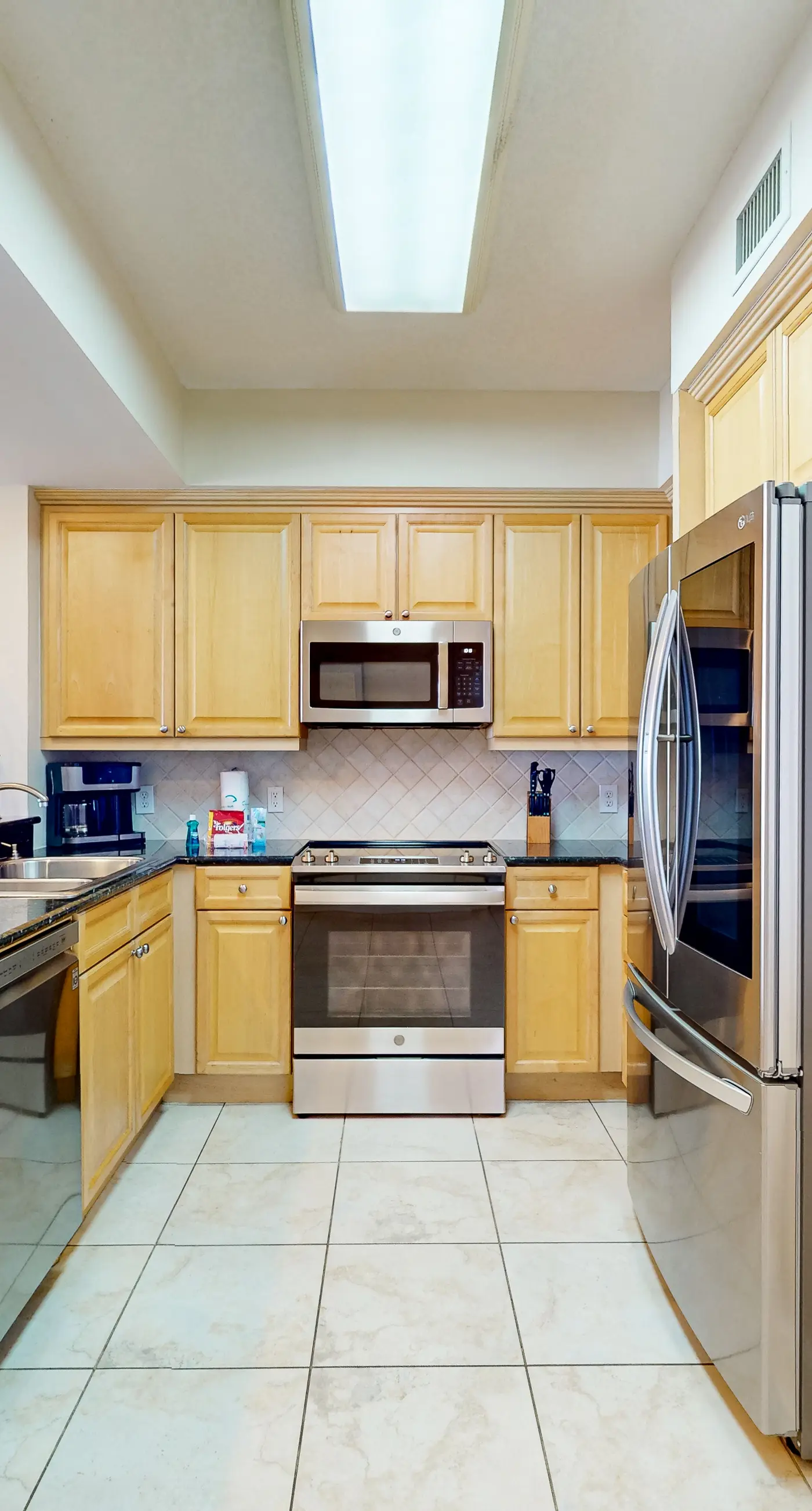 Beachfront condo with balcony, hot tub, pool, gym, open layout, W&D, & AC