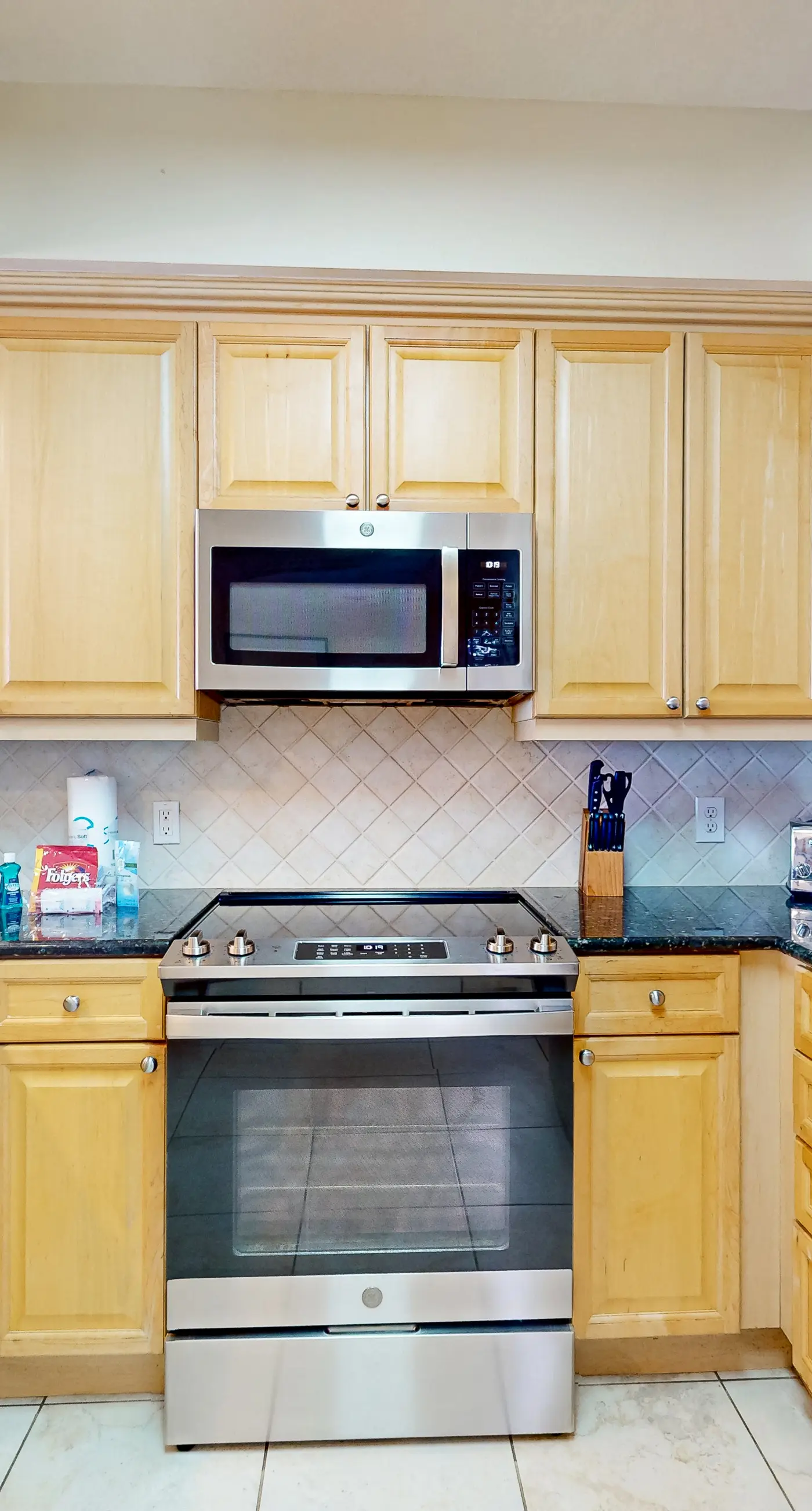 Beachfront condo with balcony, hot tub, pool, gym, open layout, W&D, & AC