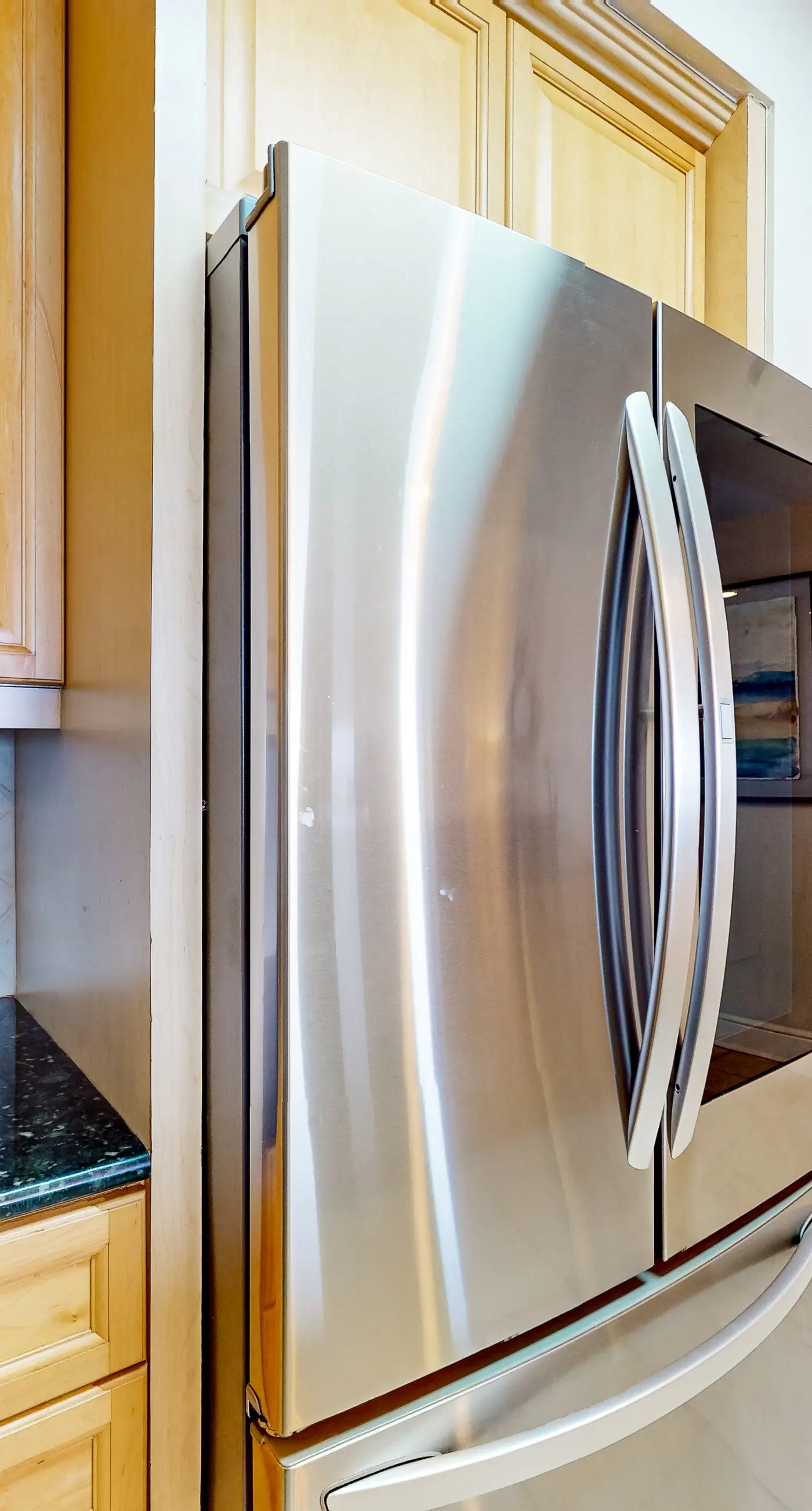 Beachfront condo with balcony, hot tub, pool, gym, open layout, W&D, & AC