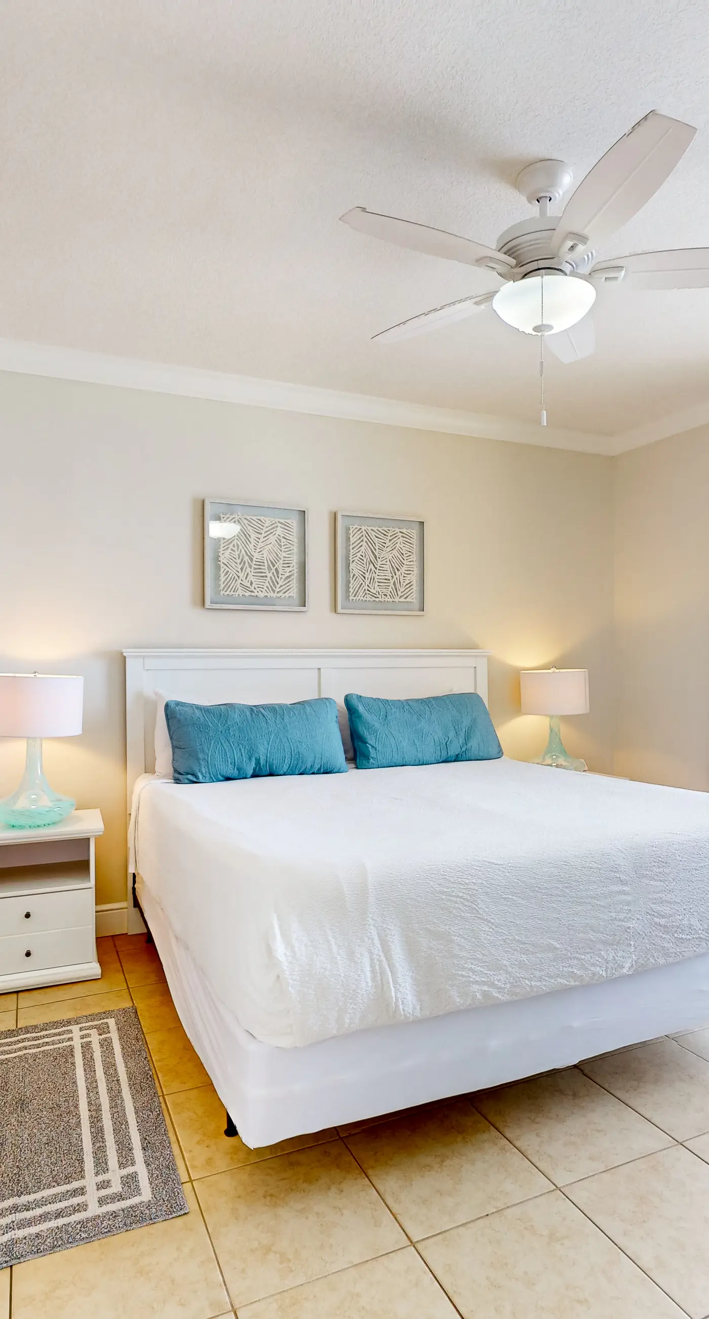Beachfront condo with balcony, hot tub, pool, gym, open layout, W&D, & AC
