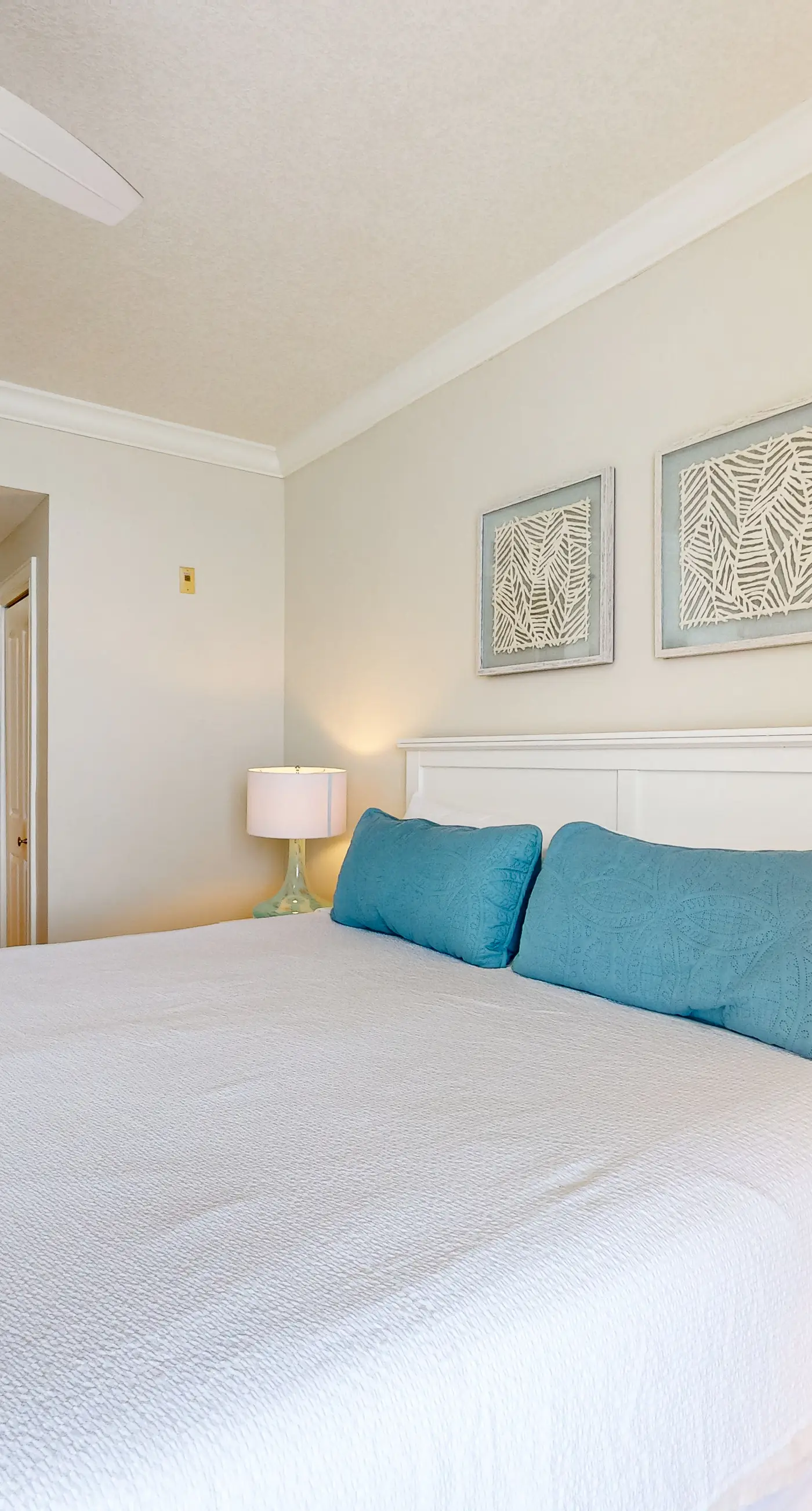 Beachfront condo with balcony, hot tub, pool, gym, open layout, W&D, & AC