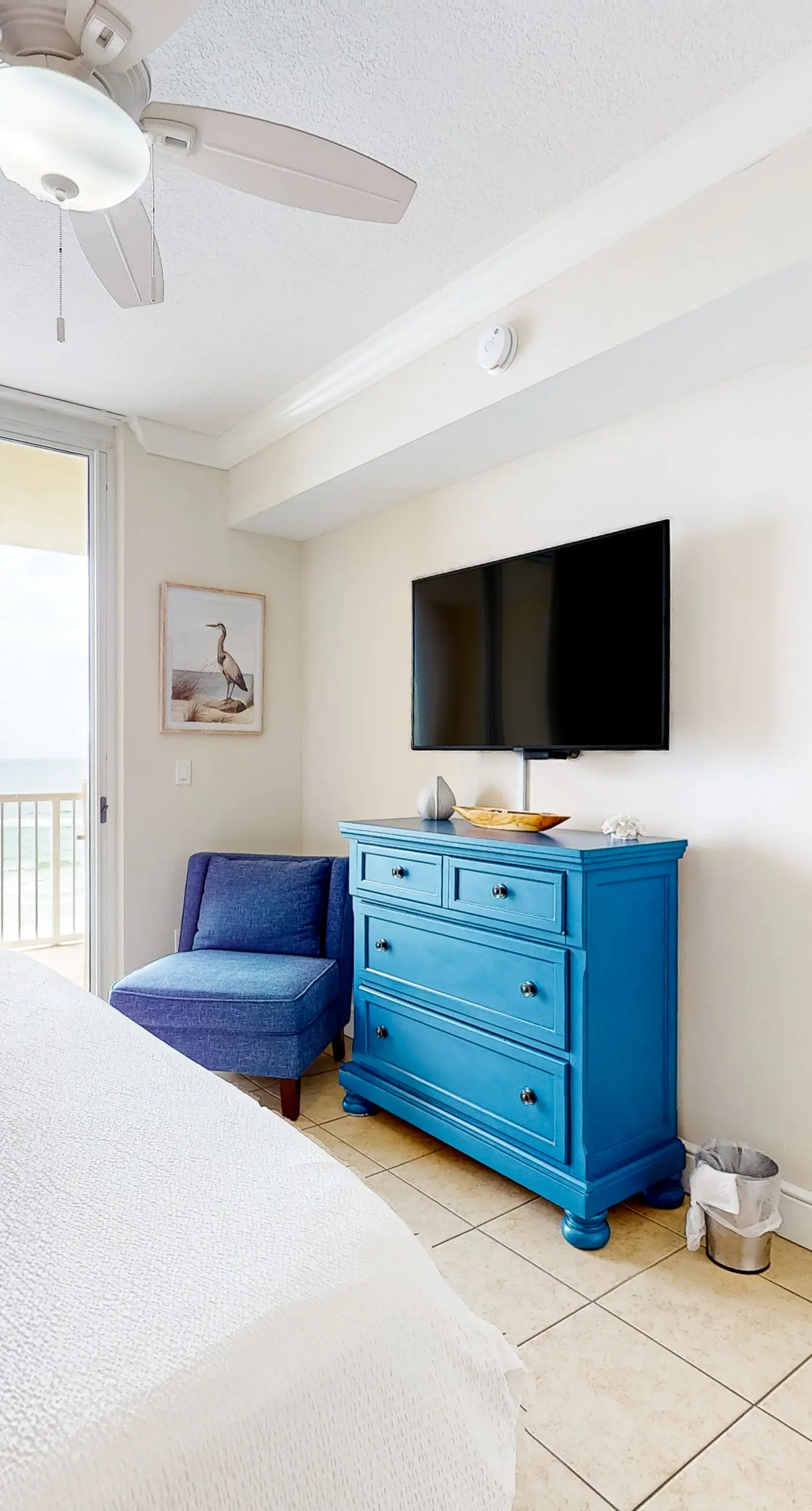 Beachfront condo with balcony, hot tub, pool, gym, open layout, W&D, & AC