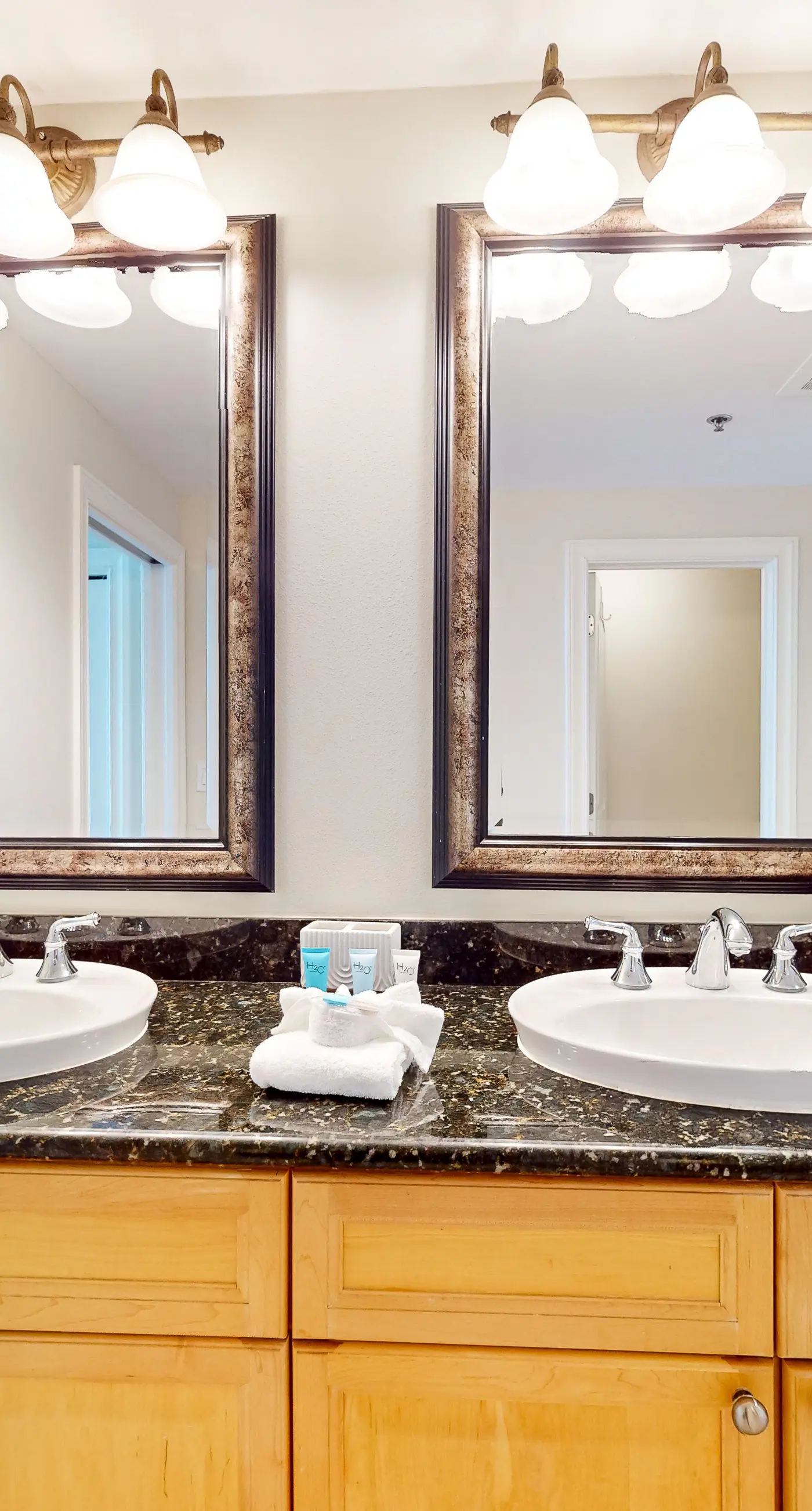 Beachfront condo with balcony, hot tub, pool, gym, open layout, W&D, & AC