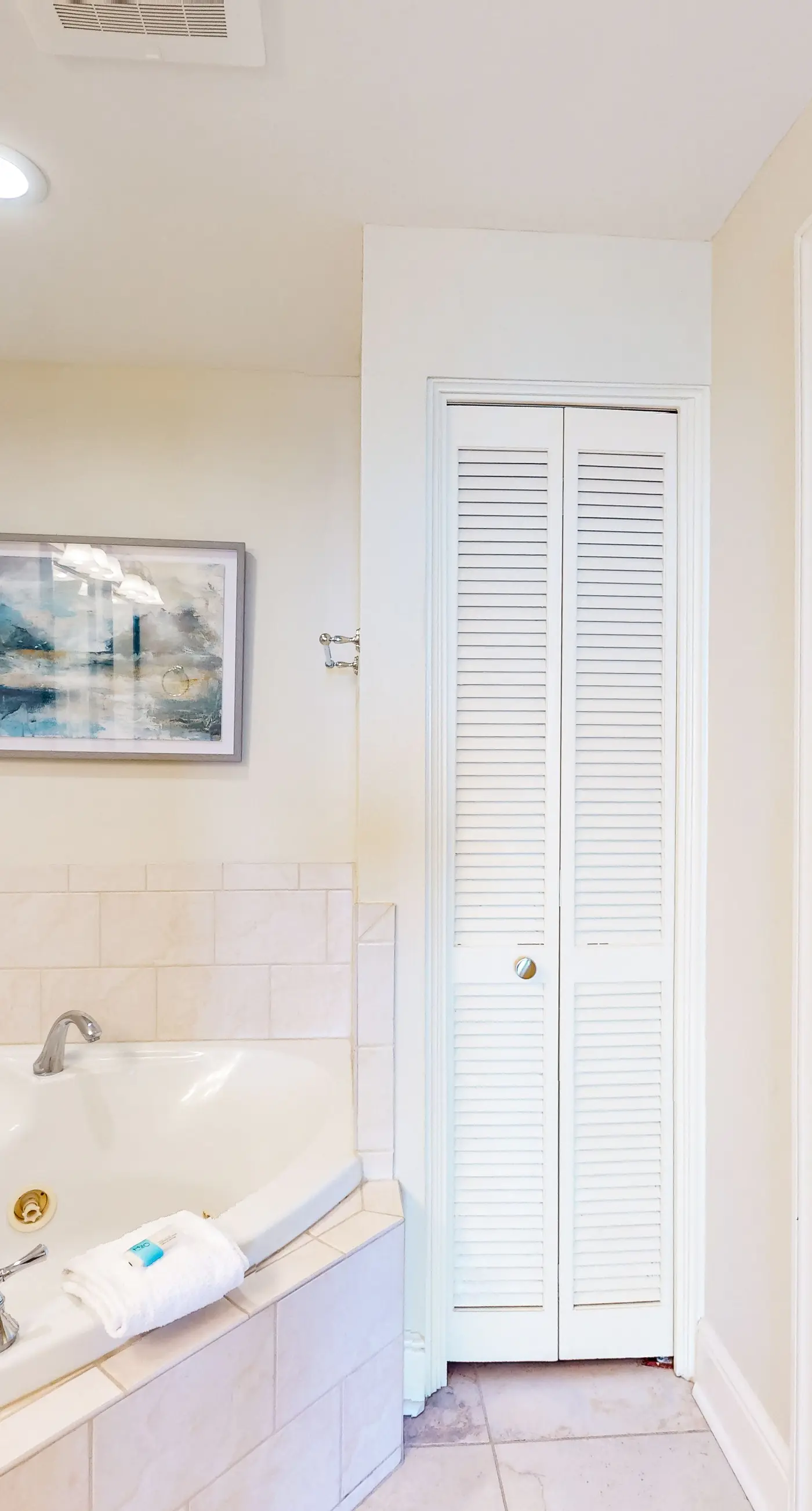 Beachfront condo with balcony, hot tub, pool, gym, open layout, W&D, & AC