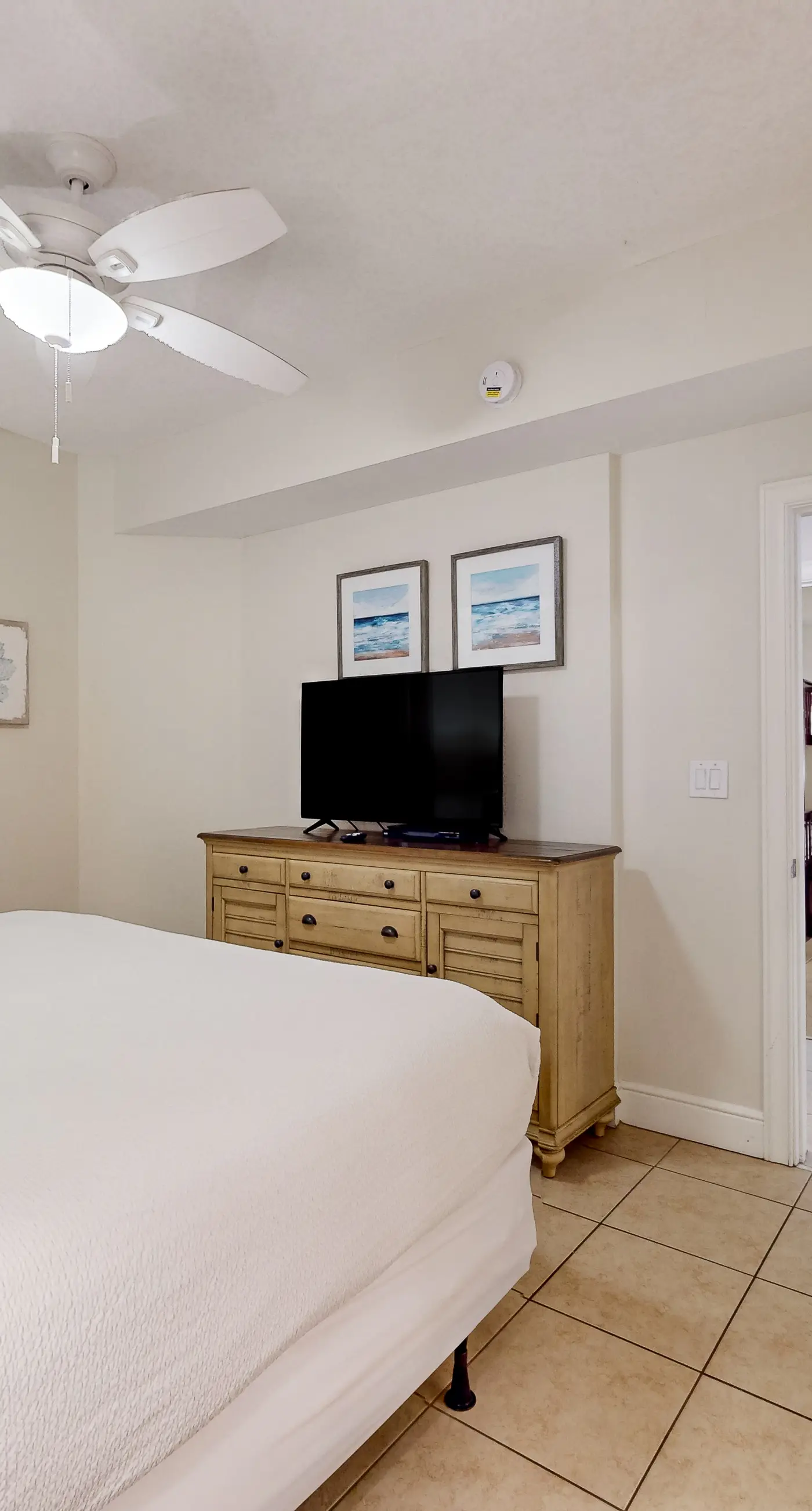Beachfront condo with balcony, hot tub, pool, gym, open layout, W&D, & AC