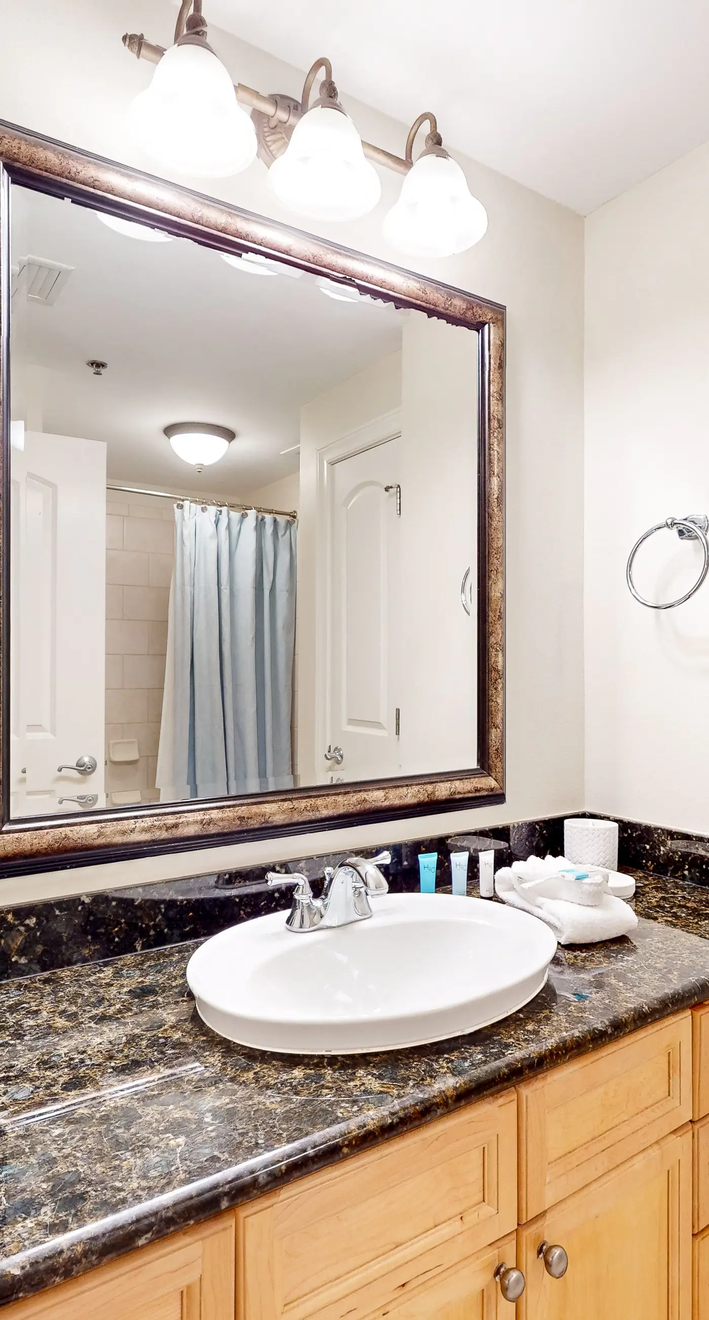 Beachfront condo with balcony, hot tub, pool, gym, open layout, W&D, & AC