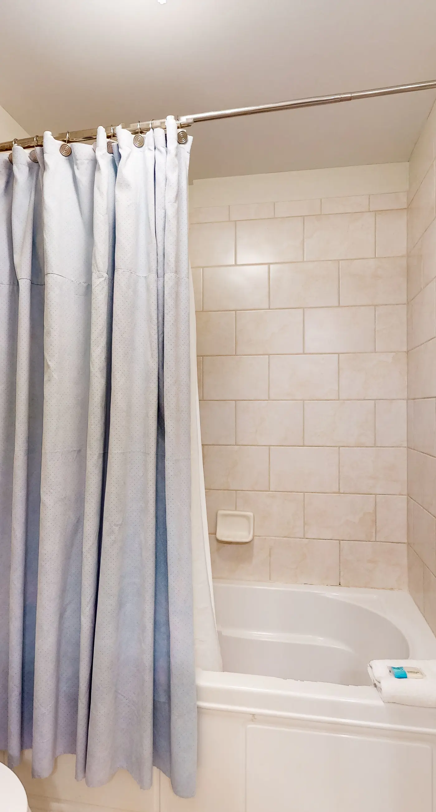 Beachfront condo with balcony, hot tub, pool, gym, open layout, W&D, & AC