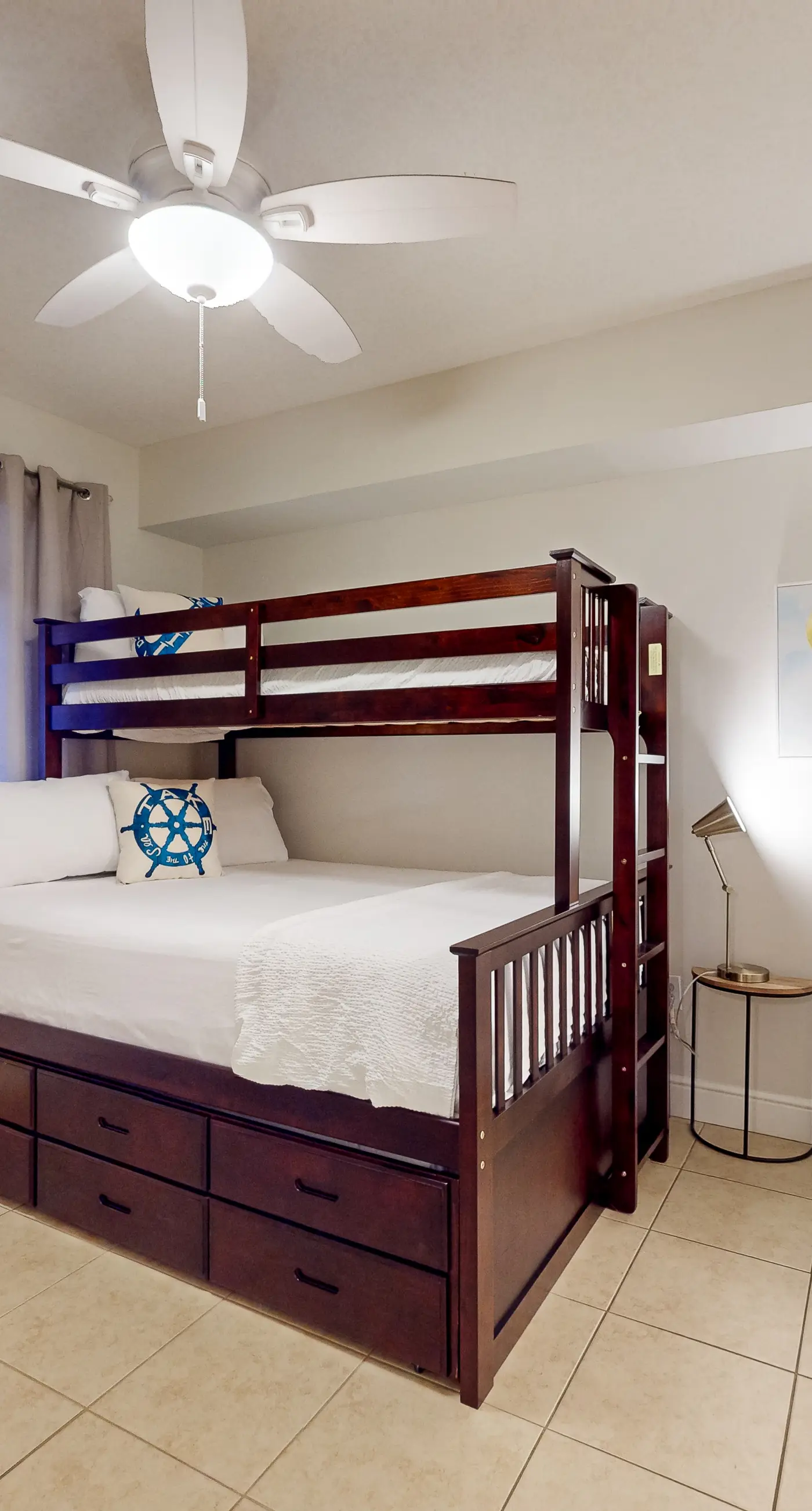 Beachfront condo with balcony, hot tub, pool, gym, open layout, W&D, & AC