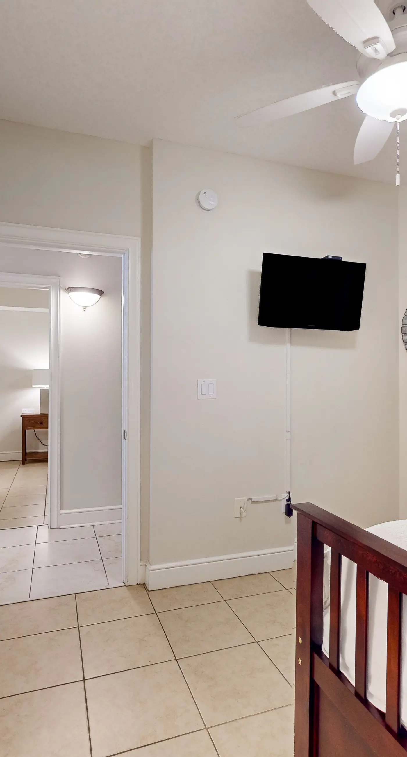 Beachfront condo with balcony, hot tub, pool, gym, open layout, W&D, & AC