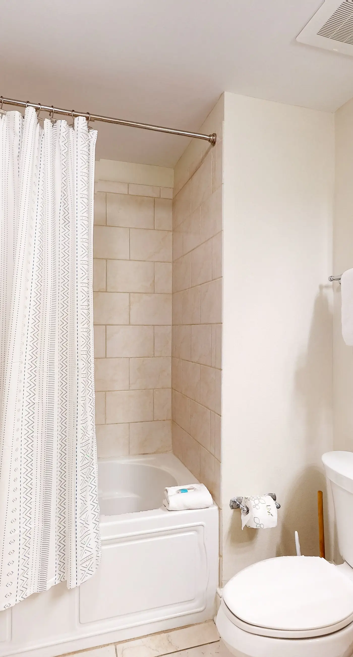 Beachfront condo with balcony, hot tub, pool, gym, open layout, W&D, & AC