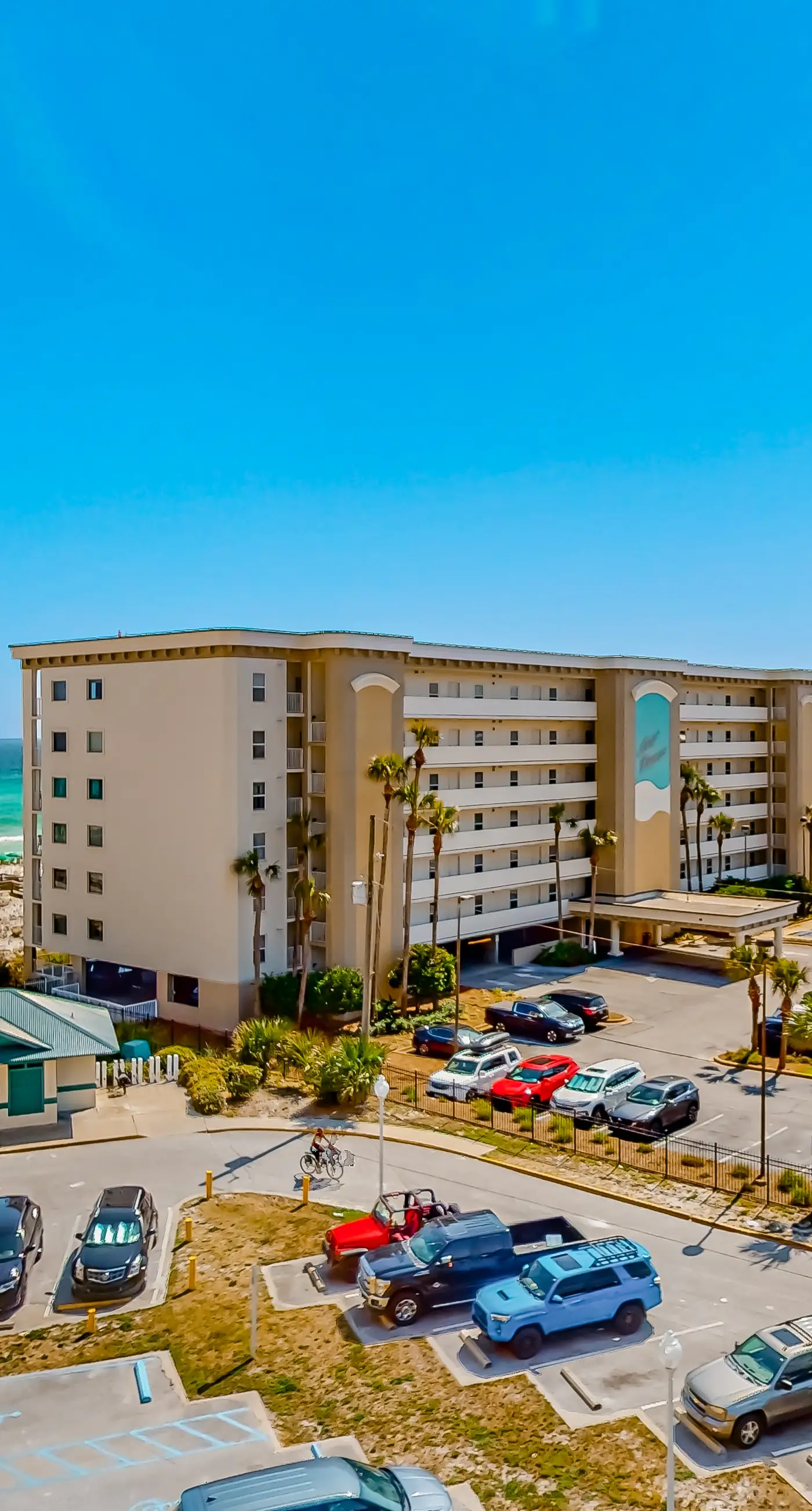 Beachfront condo with balcony, hot tub, pool, gym, open layout, W&D, & AC