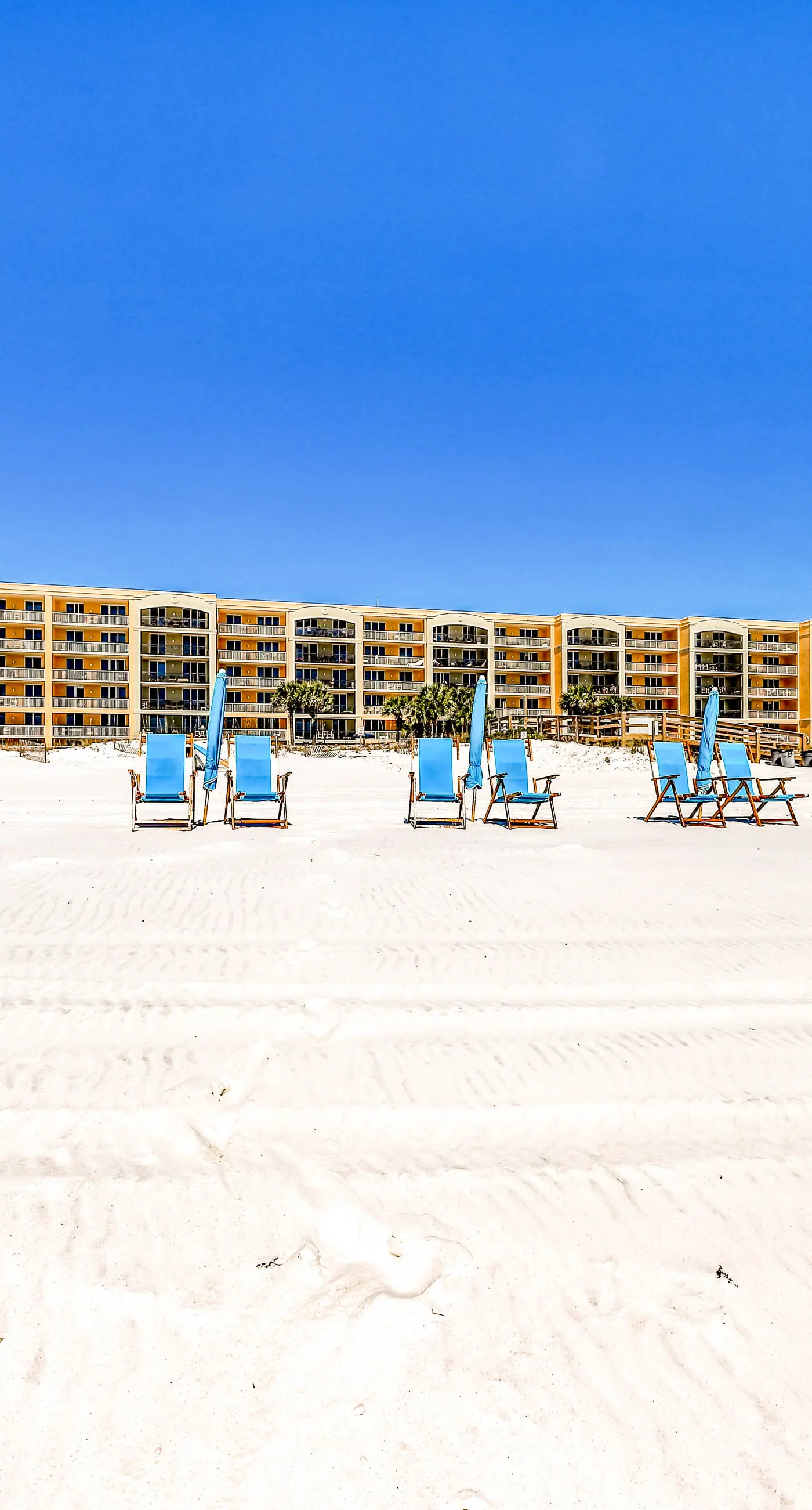 Beachfront condo with balcony, hot tub, pool, gym, open layout, W&D, & AC