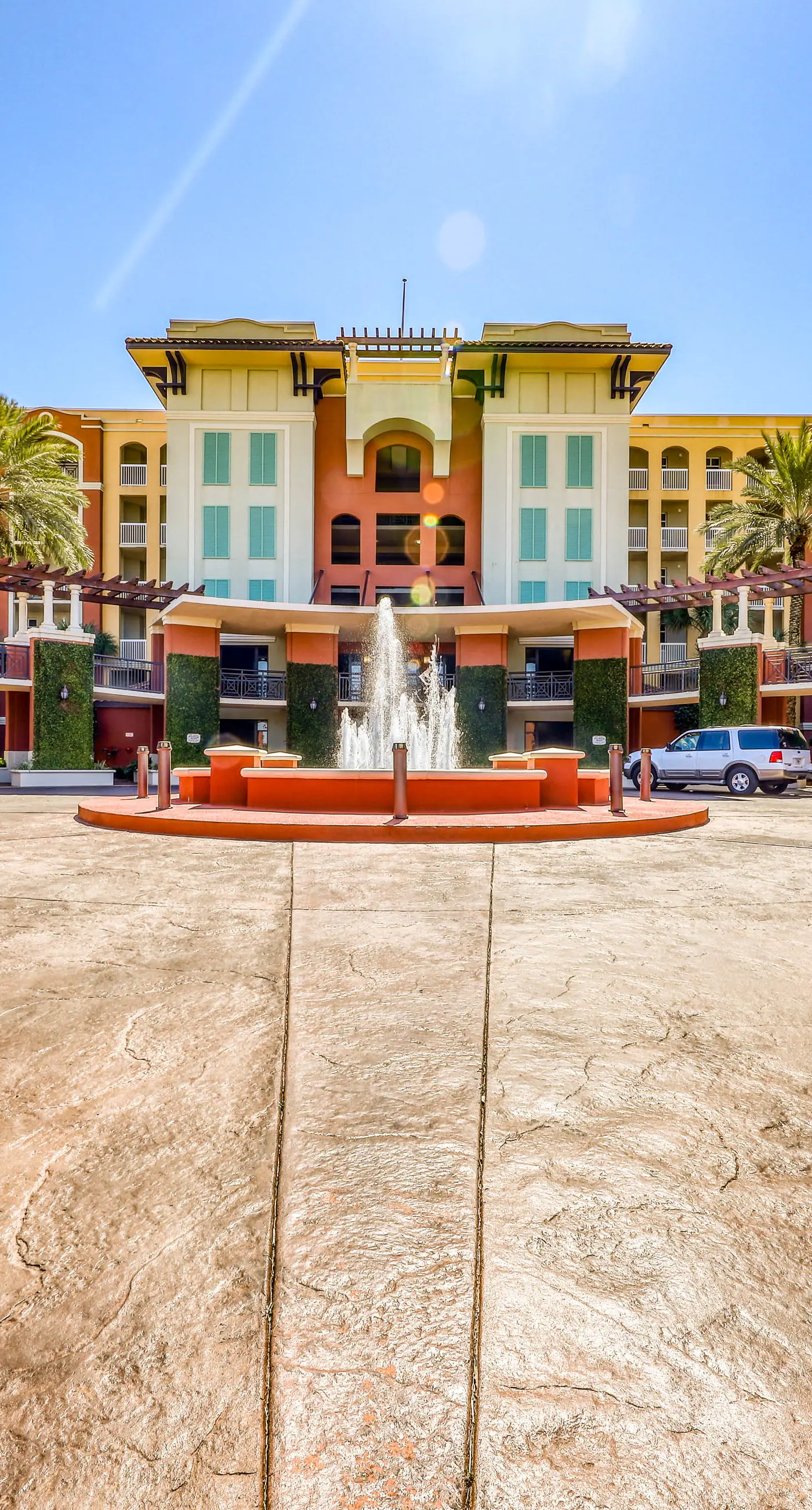 Beachfront condo with balcony, hot tub, pool, gym, open layout, W&D, & AC