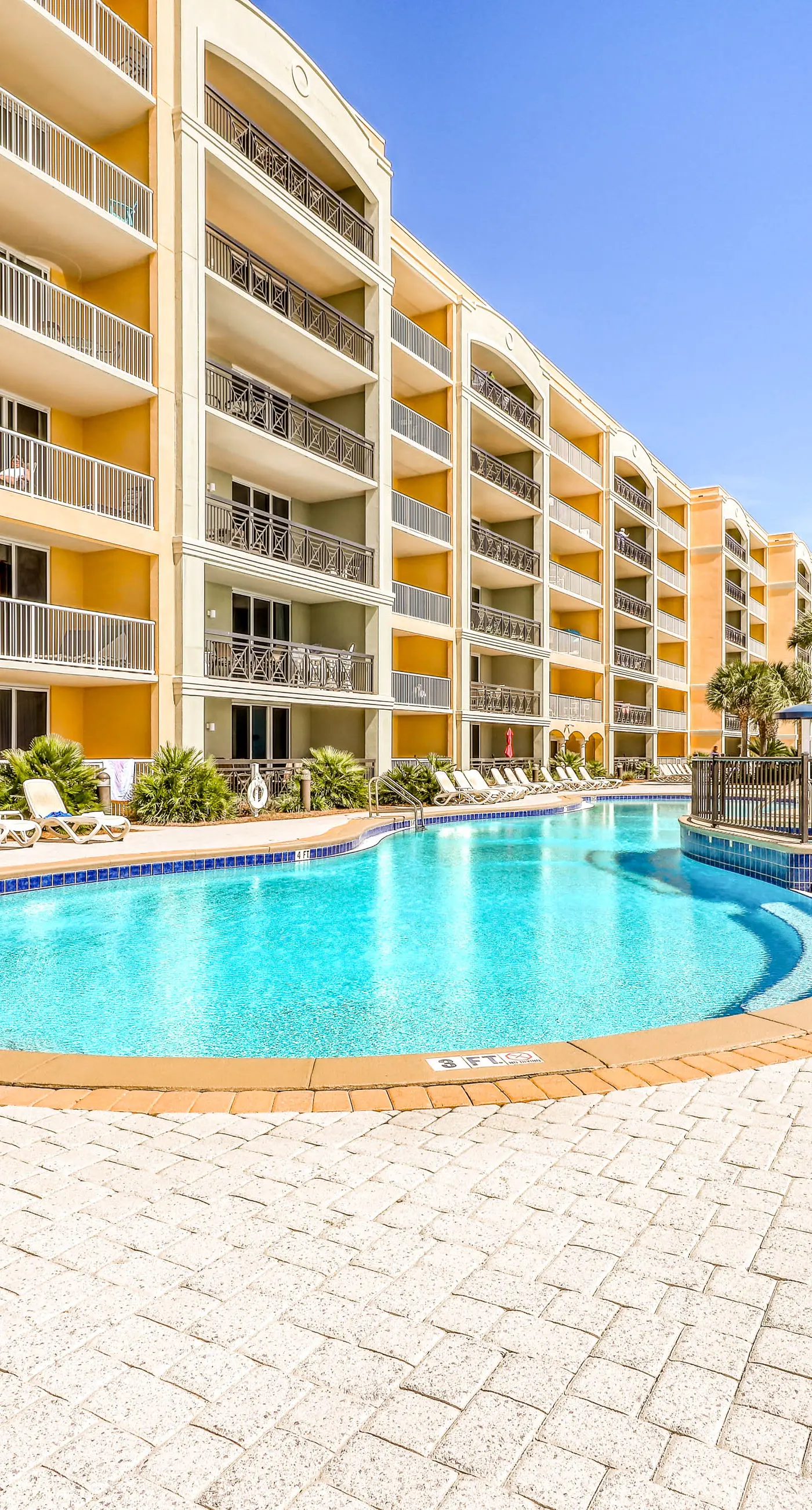 Beachfront condo with balcony, hot tub, pool, gym, open layout, W&D, & AC
