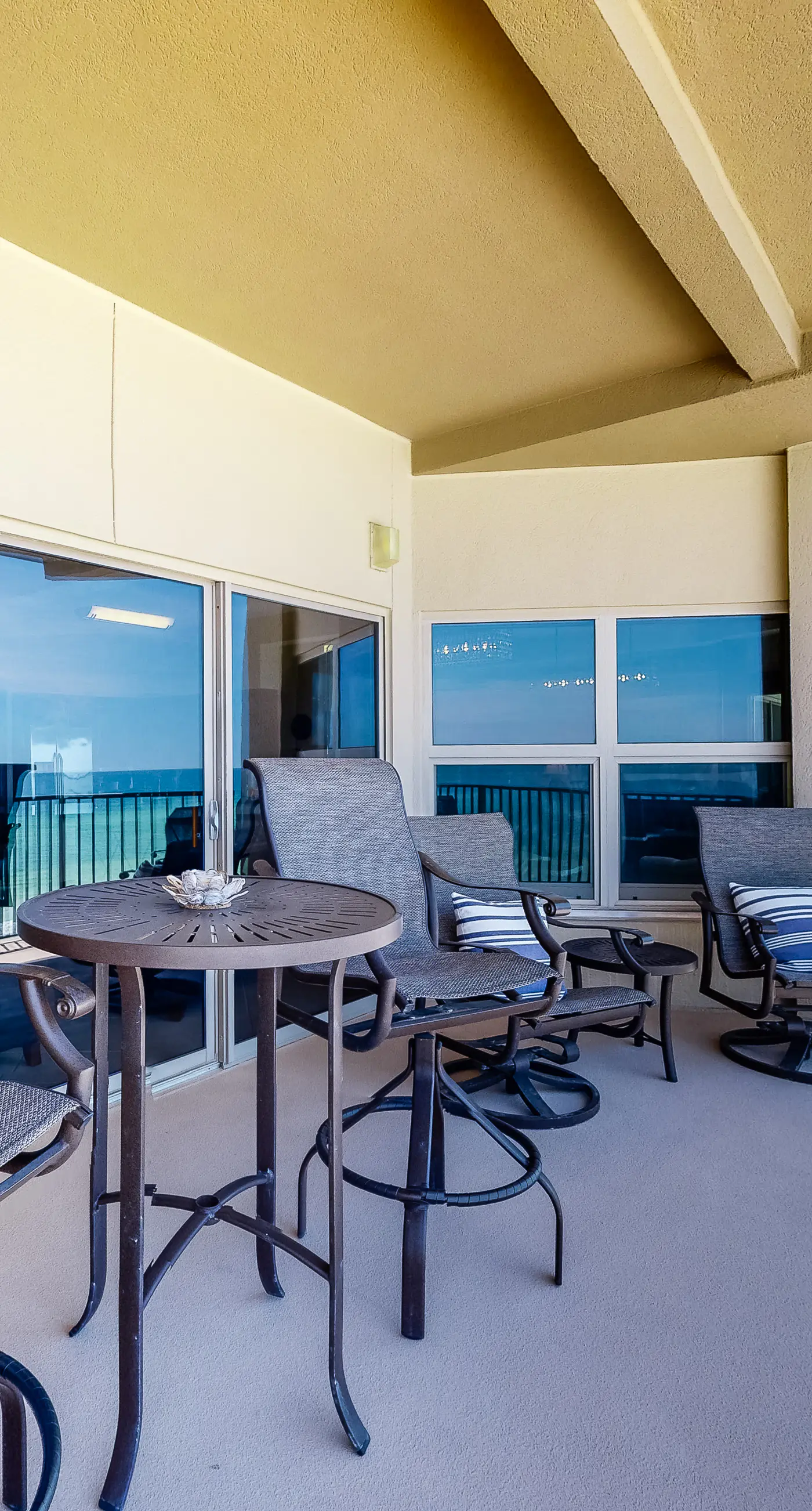 Oceanfront penthouse with pool access, majestic ocean views, washer&dryer, & AC