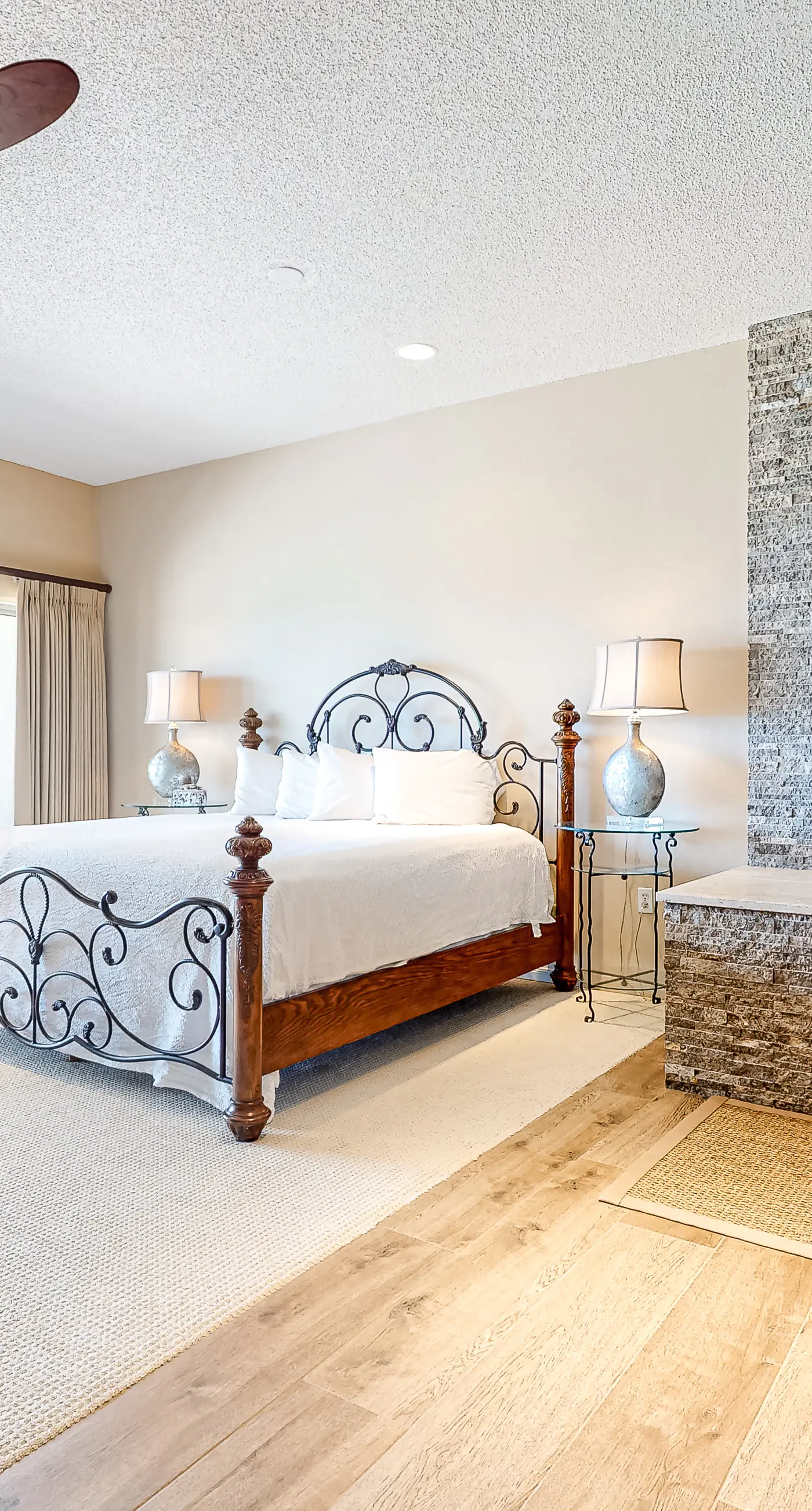Oceanfront penthouse with pool access, majestic ocean views, washer&dryer, & AC