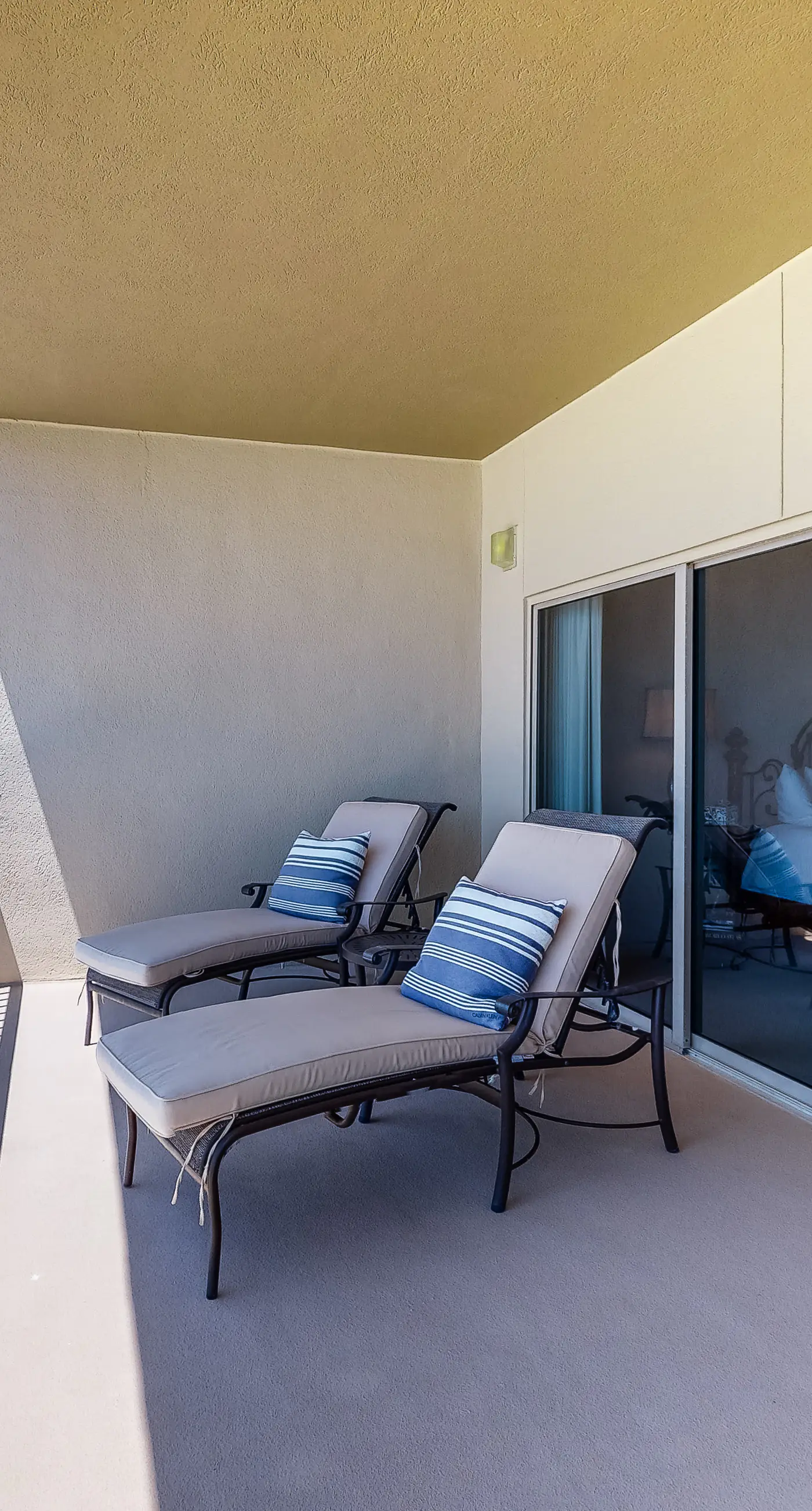 Oceanfront penthouse with pool access, majestic ocean views, washer&dryer, & AC