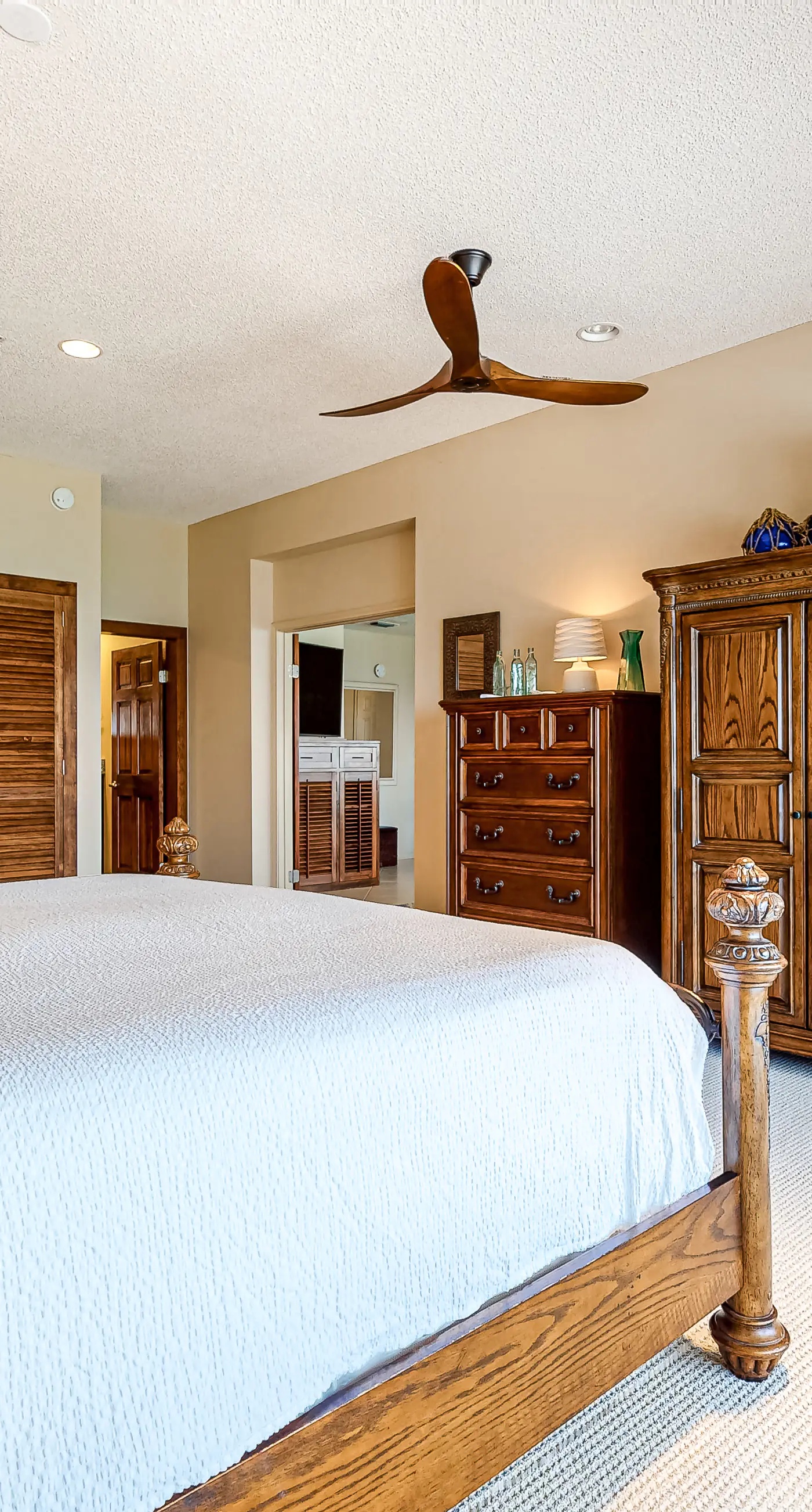 Oceanfront penthouse with pool access, majestic ocean views, washer&dryer, & AC