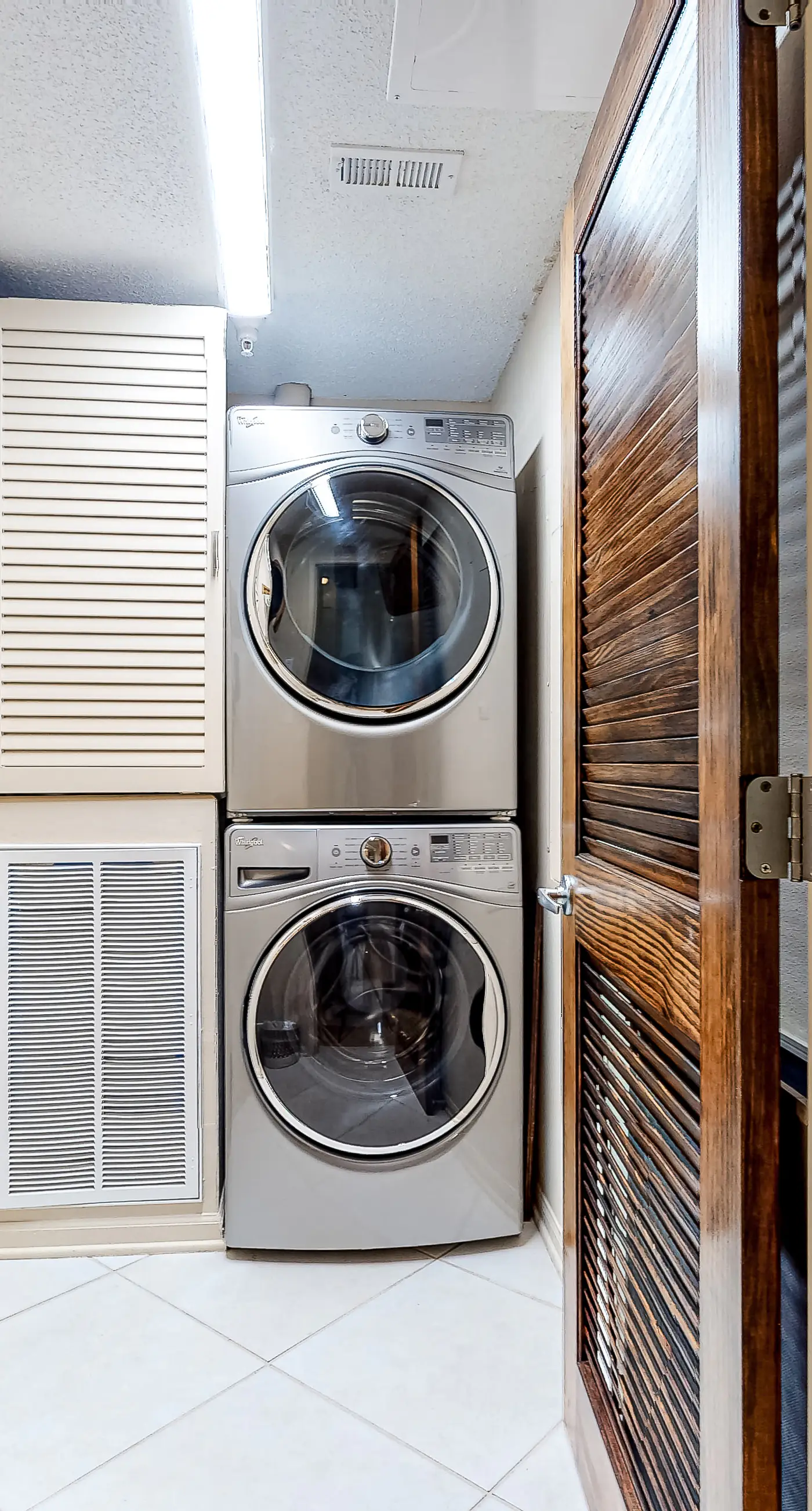 Oceanfront penthouse with pool access, majestic ocean views, washer&dryer, & AC
